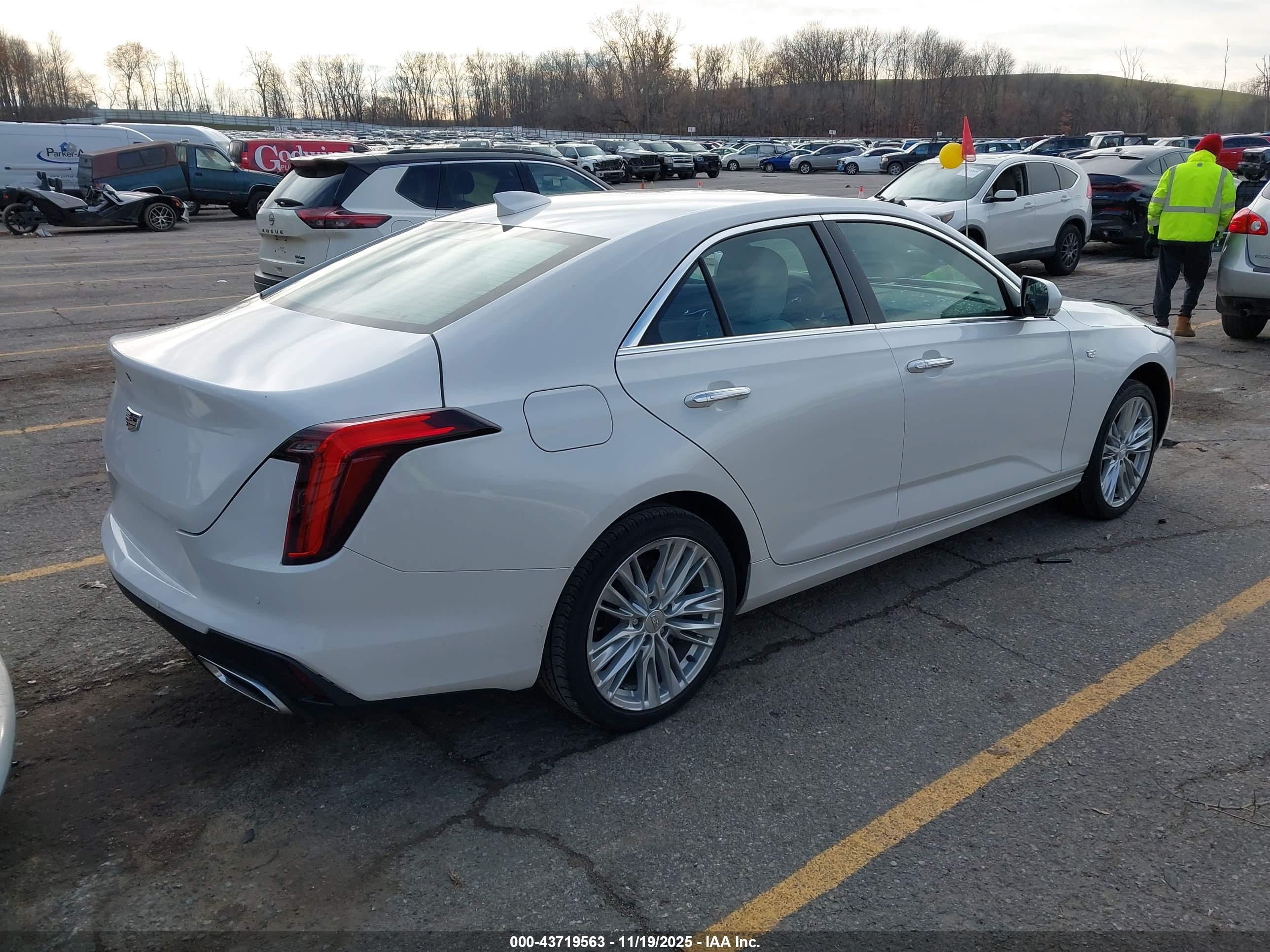 CADILLAC CT4 image 4