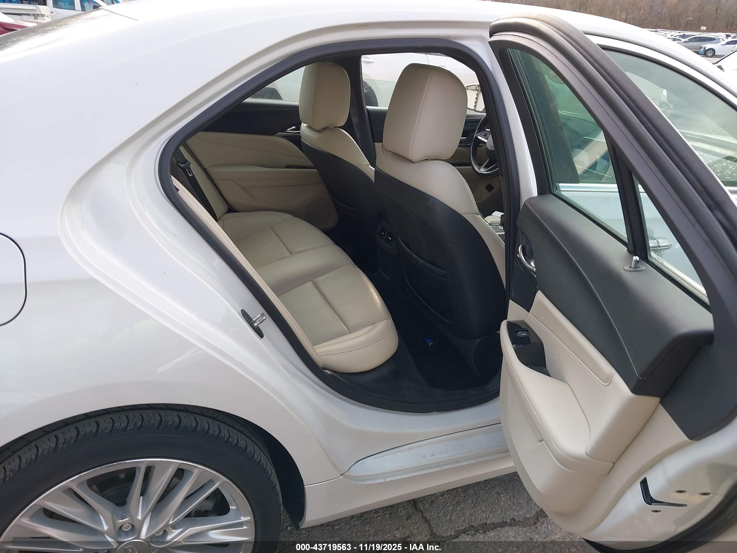 CADILLAC CT4 image 8