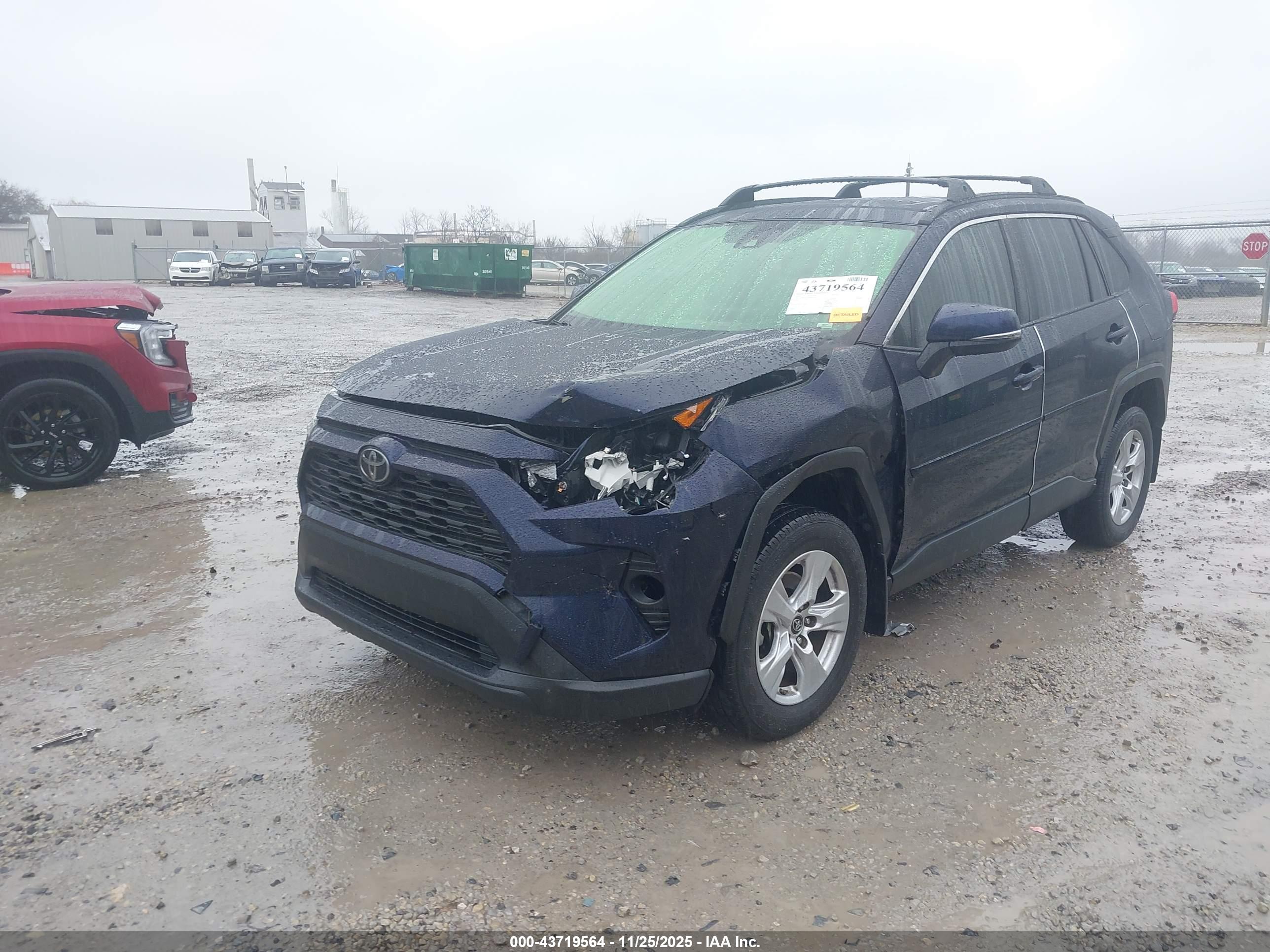 TOYOTA RAV4 image 2