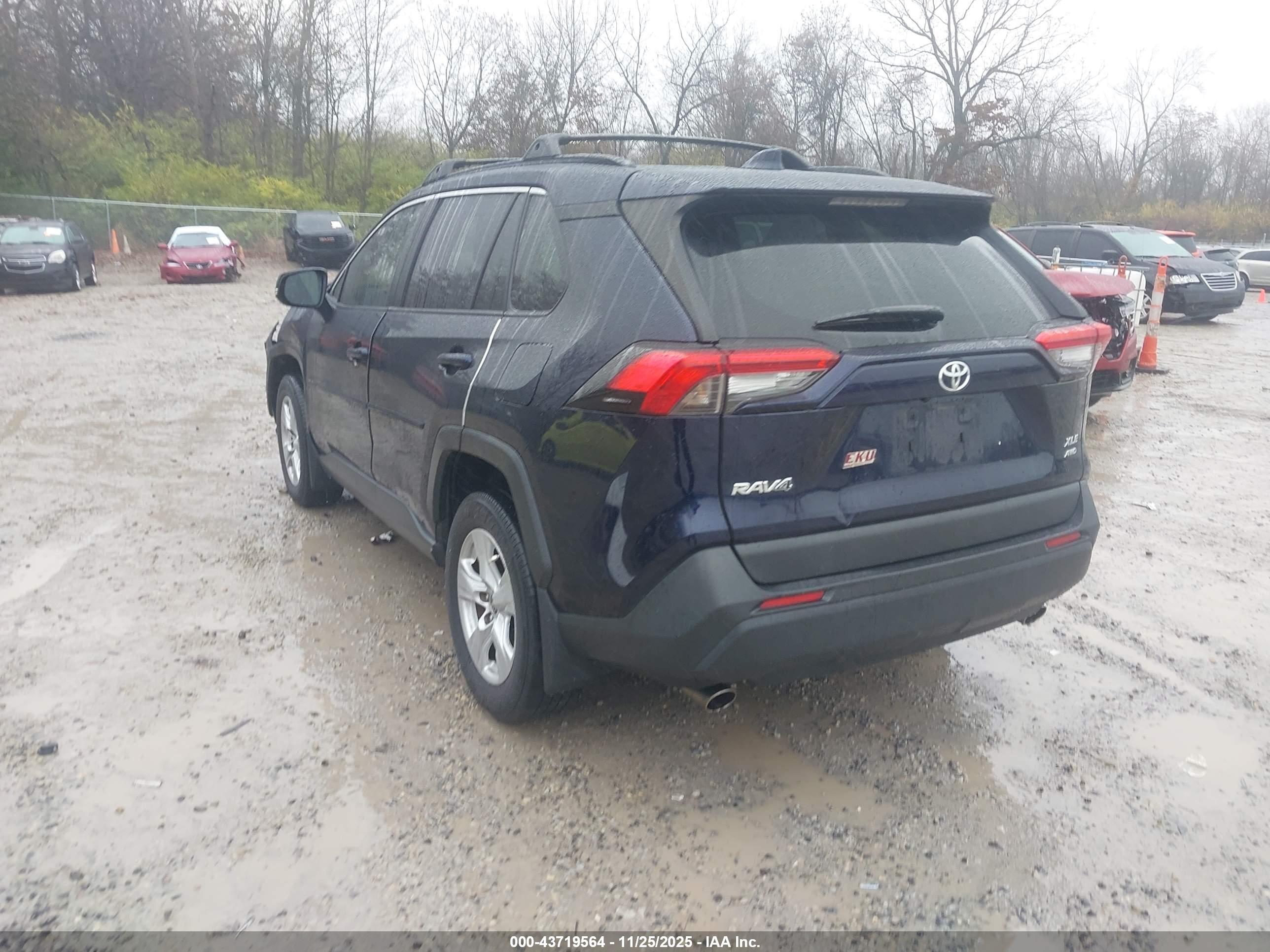 TOYOTA RAV4 image 3
