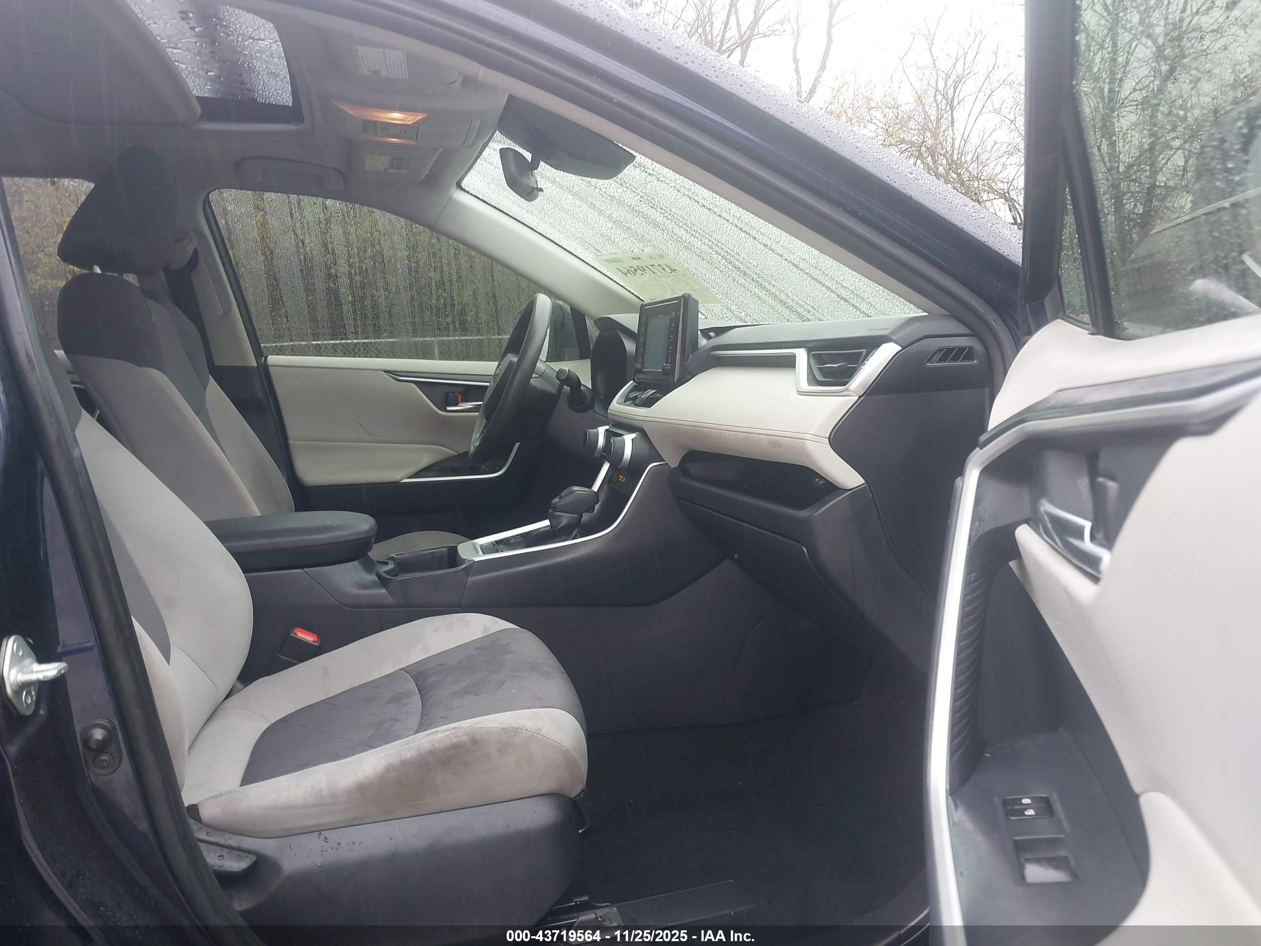 TOYOTA RAV4 image 5