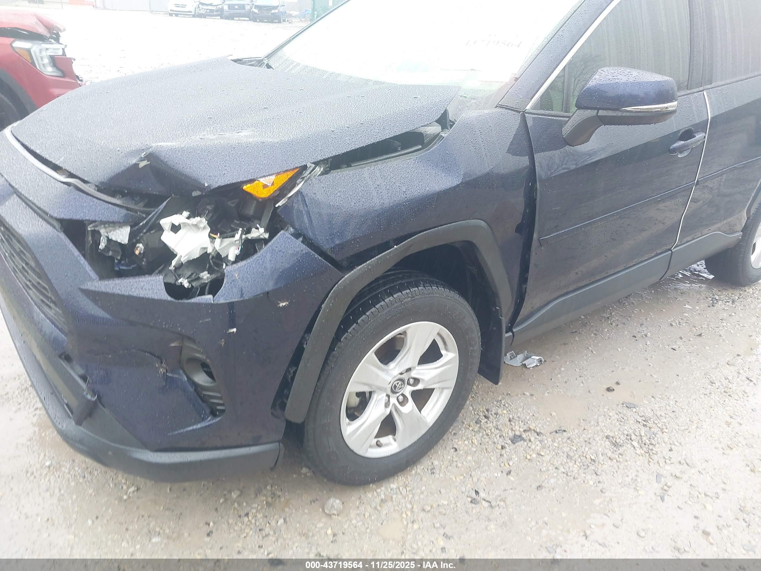 TOYOTA RAV4 image 6