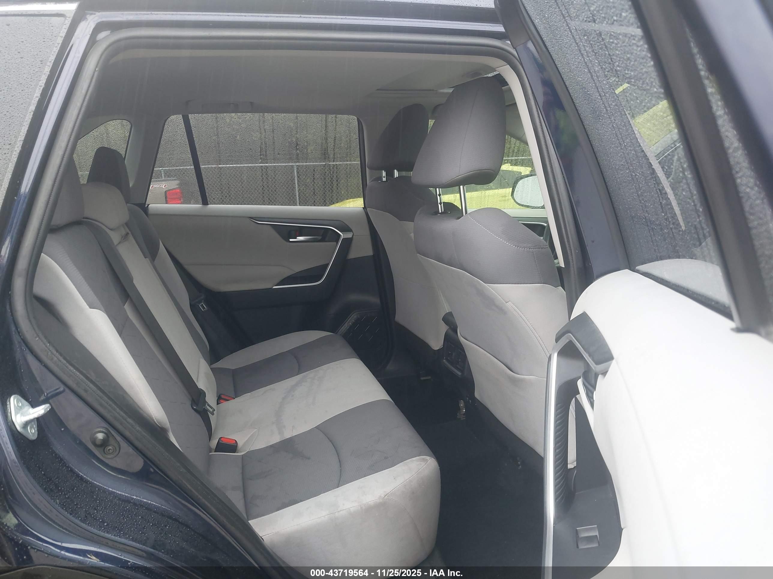 TOYOTA RAV4 image 8