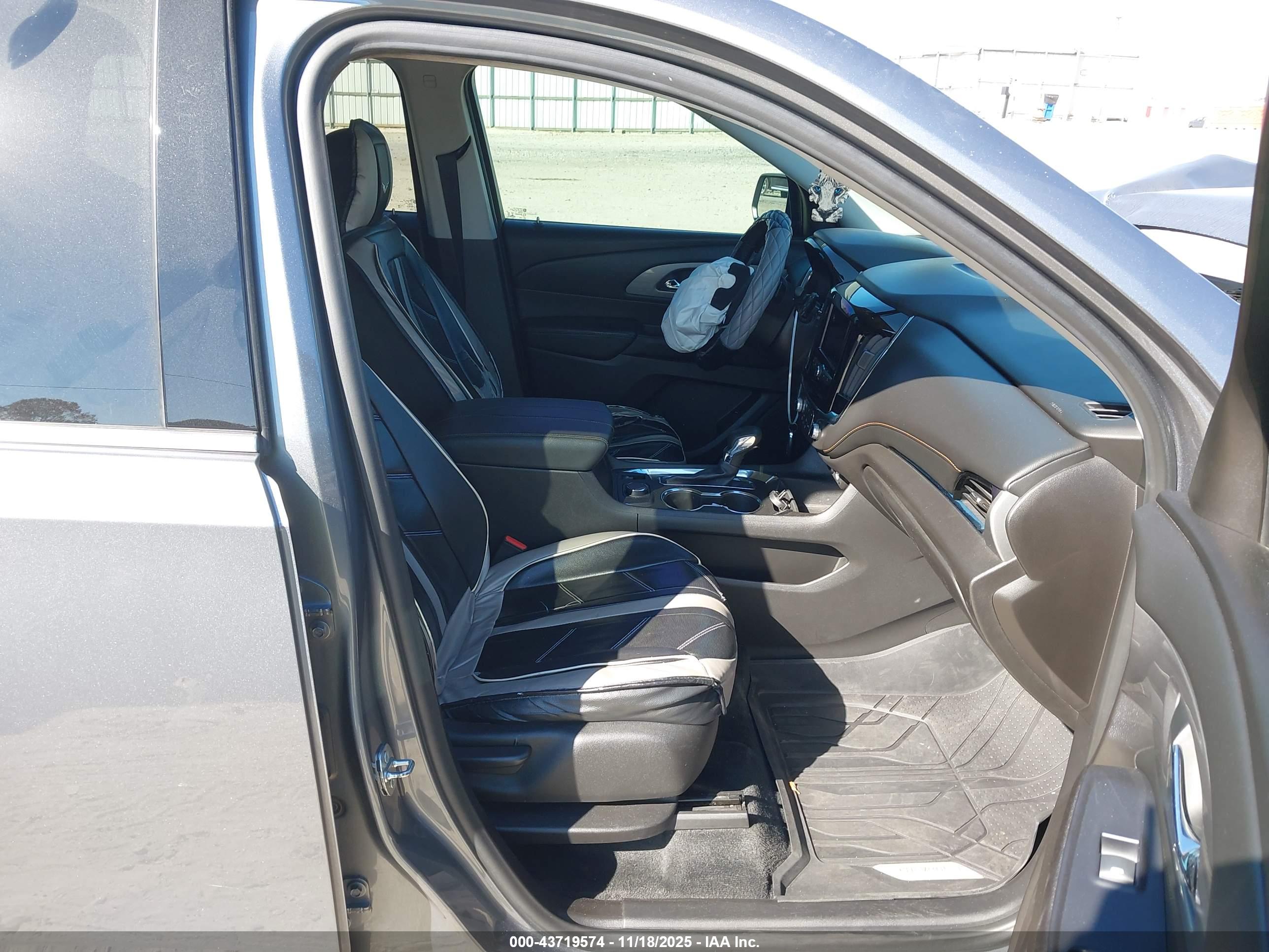 CHEVROLET TRAVERSE image 5