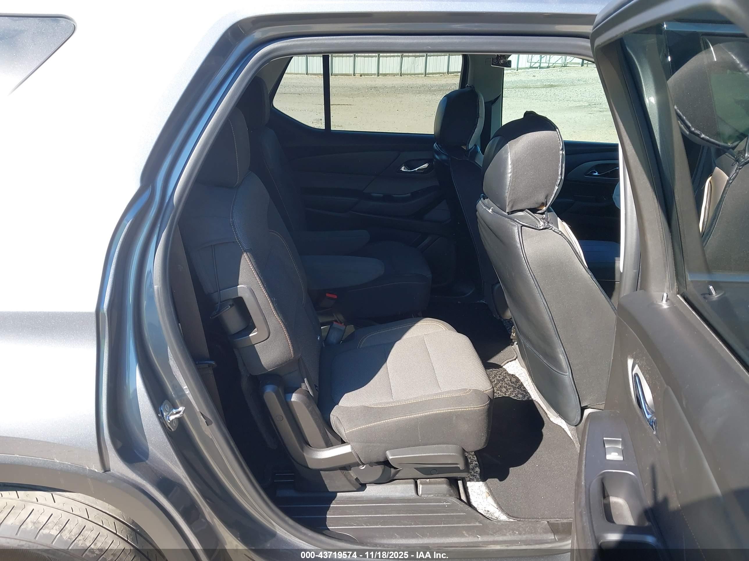 CHEVROLET TRAVERSE image 8
