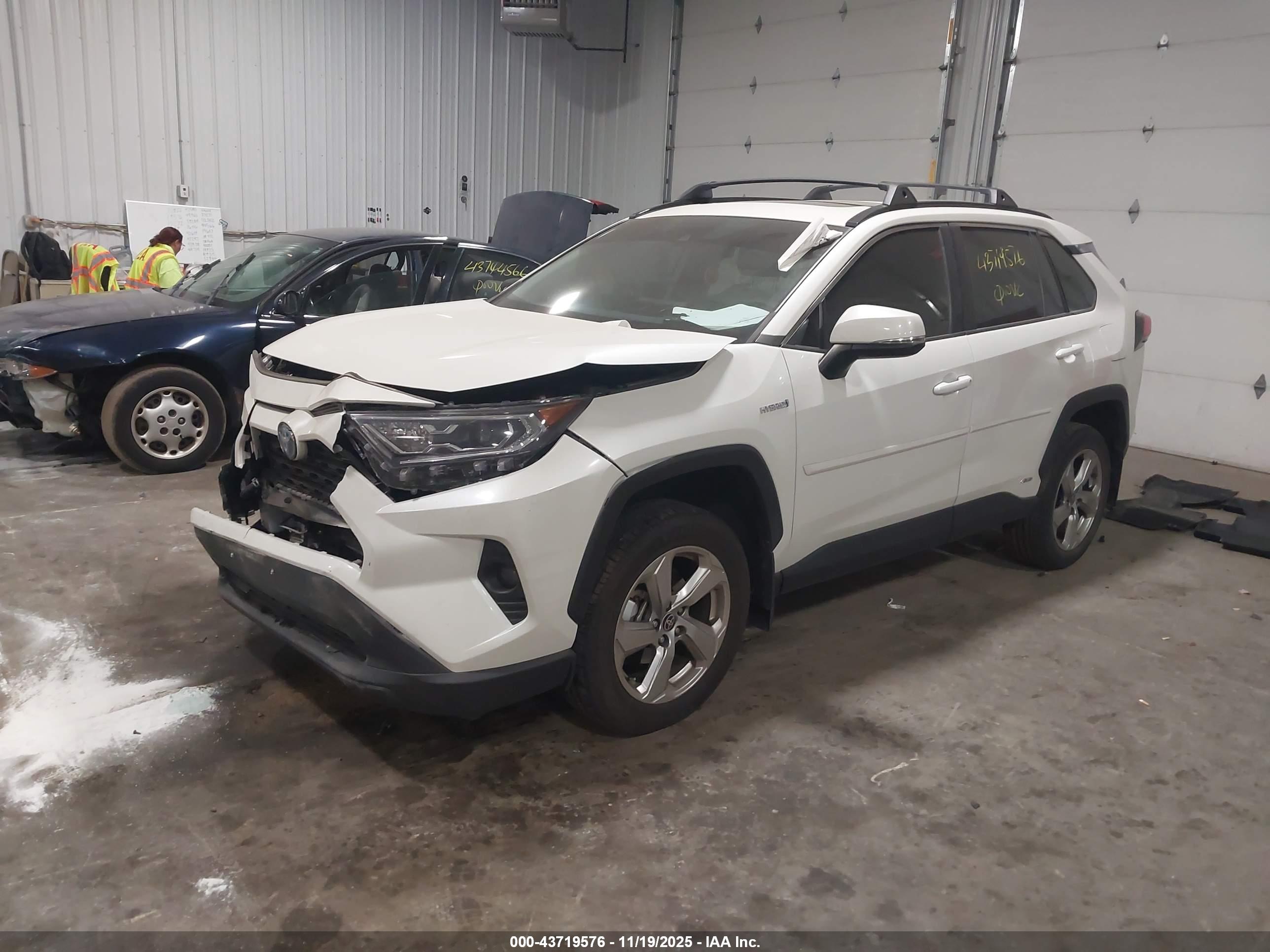 TOYOTA RAV4 image 2