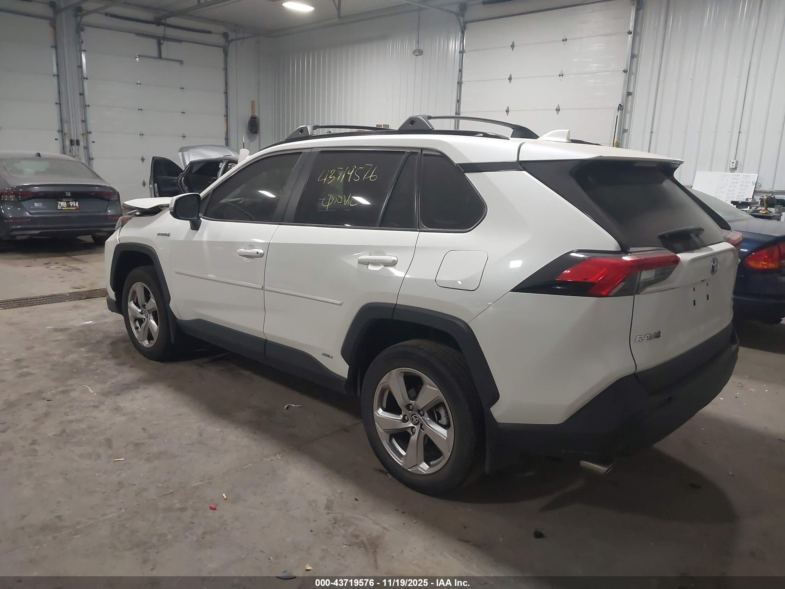 TOYOTA RAV4 image 3