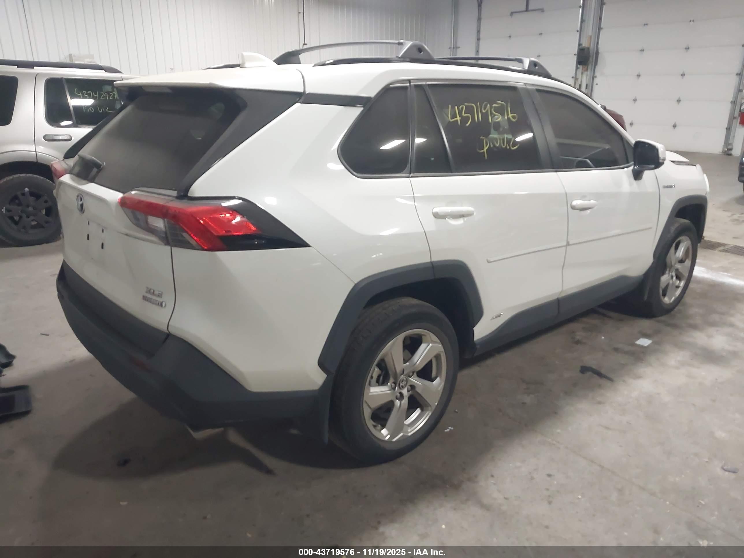TOYOTA RAV4 image 4