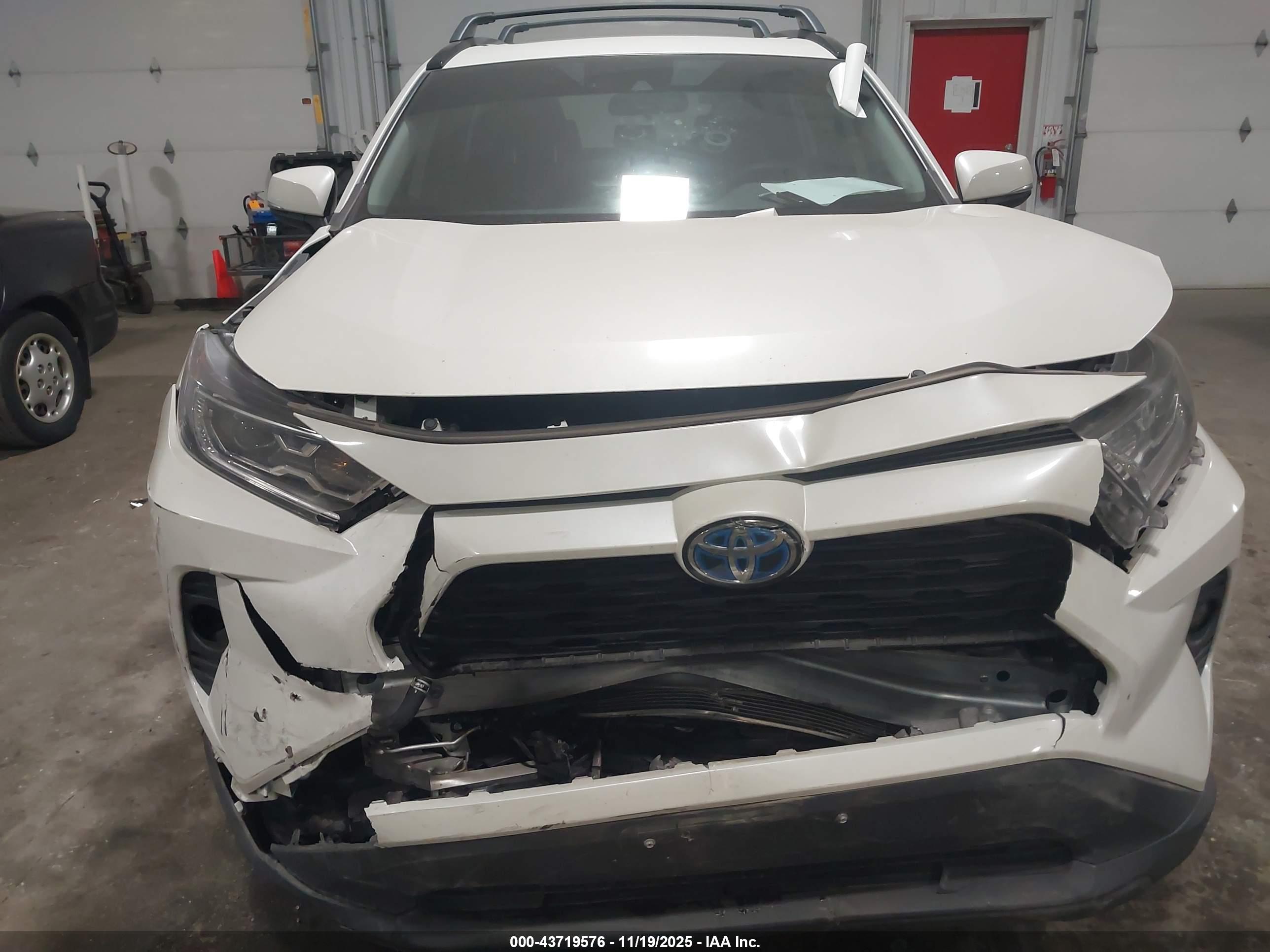 TOYOTA RAV4 image 6