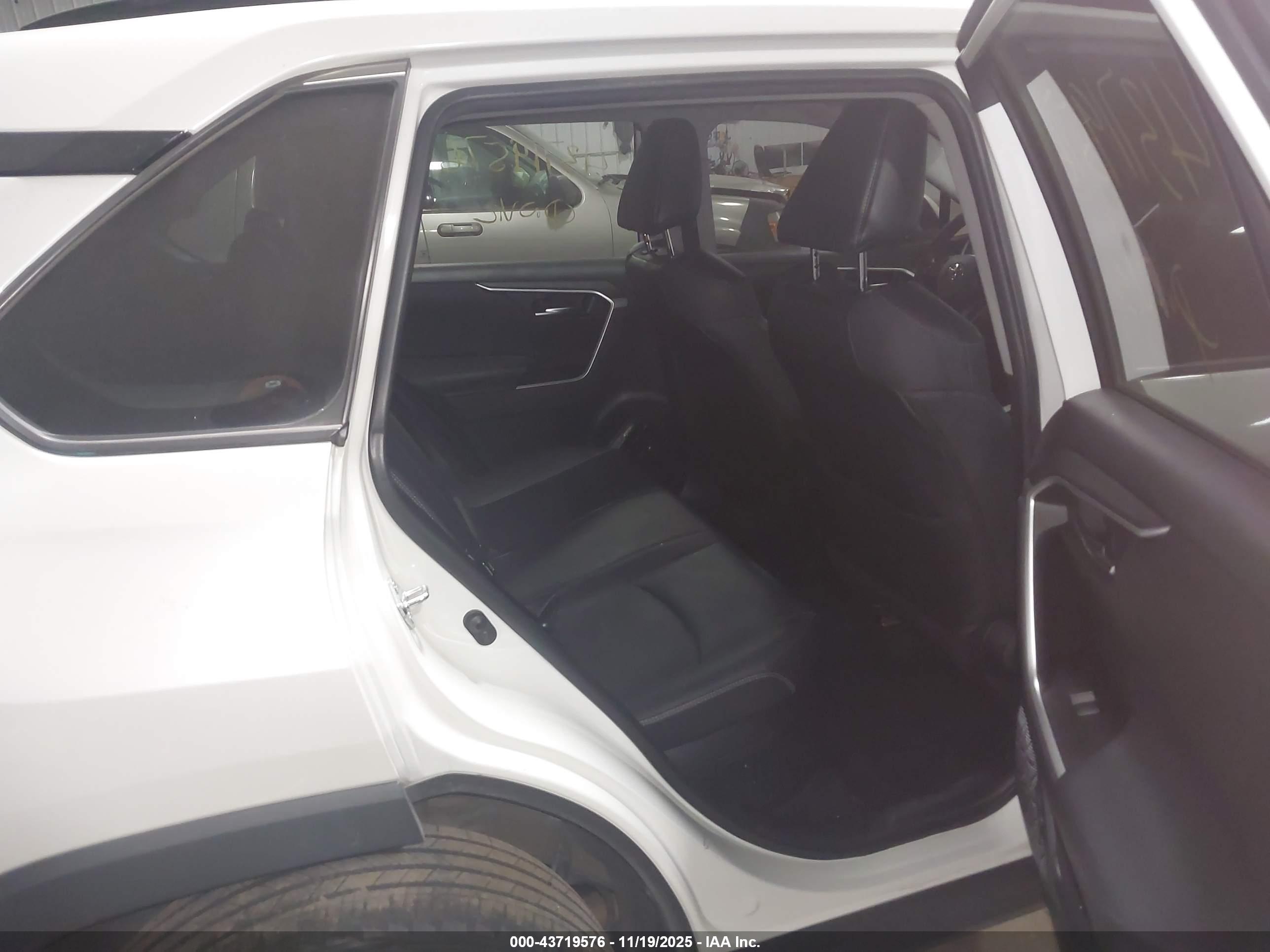 TOYOTA RAV4 image 8