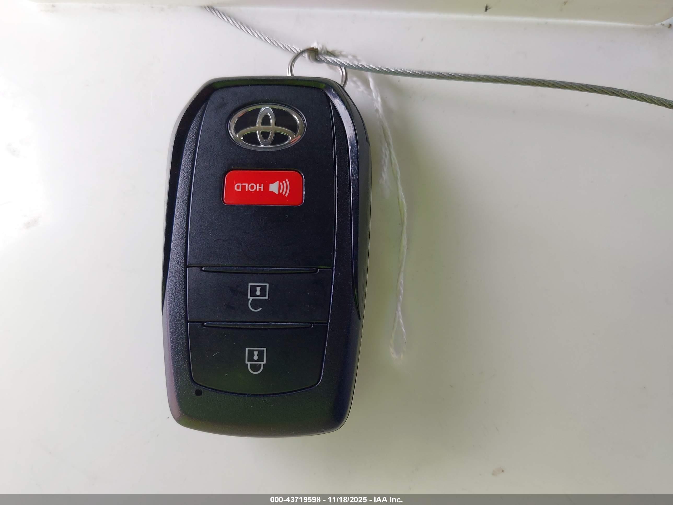 TOYOTA PRIUS image 11