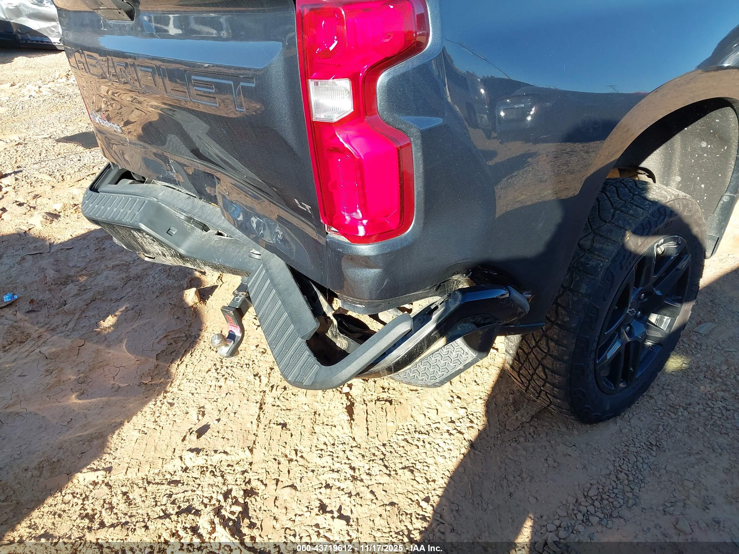 CHEVROLET SILVERADO image 6