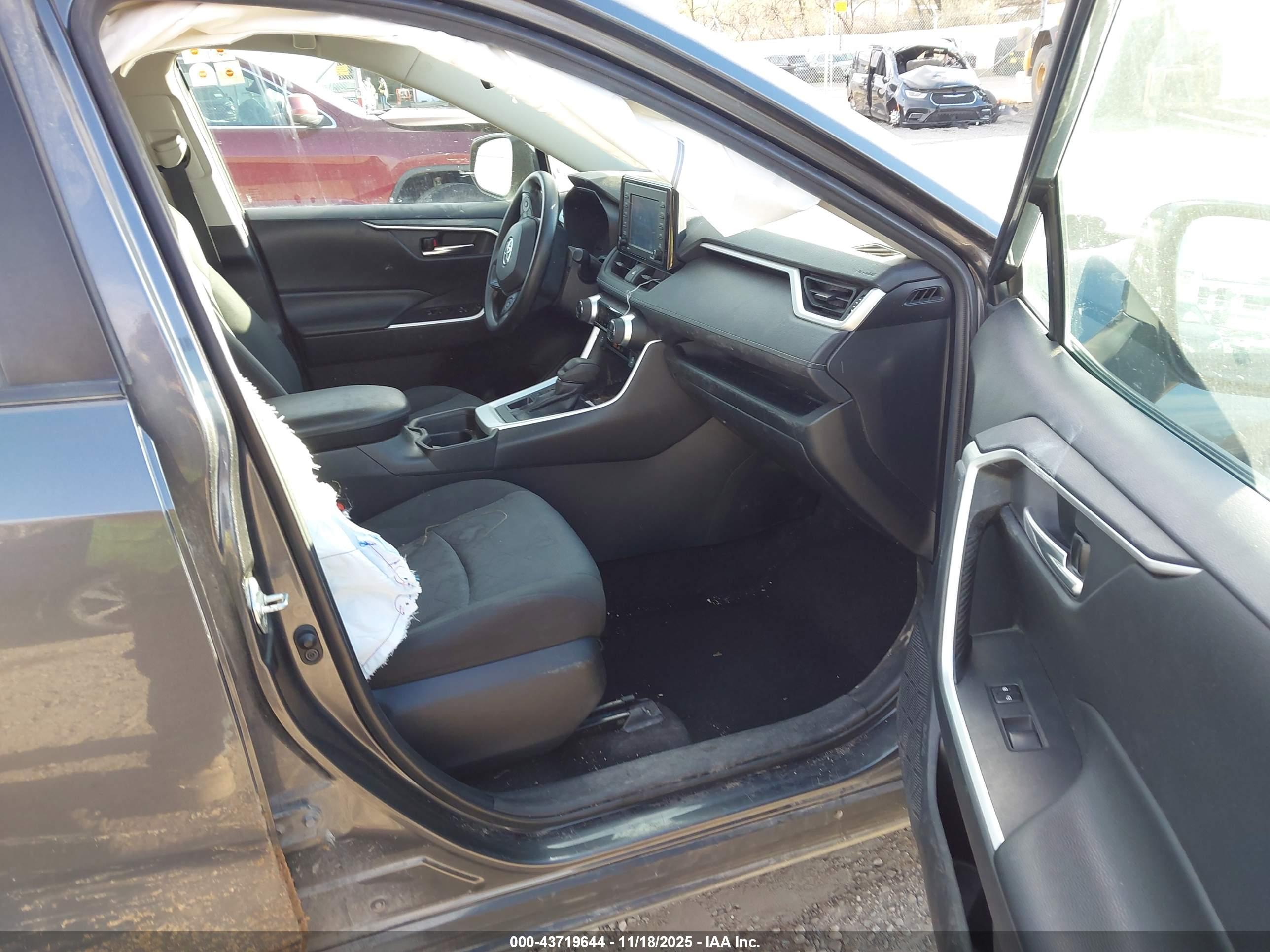 TOYOTA RAV4 image 5