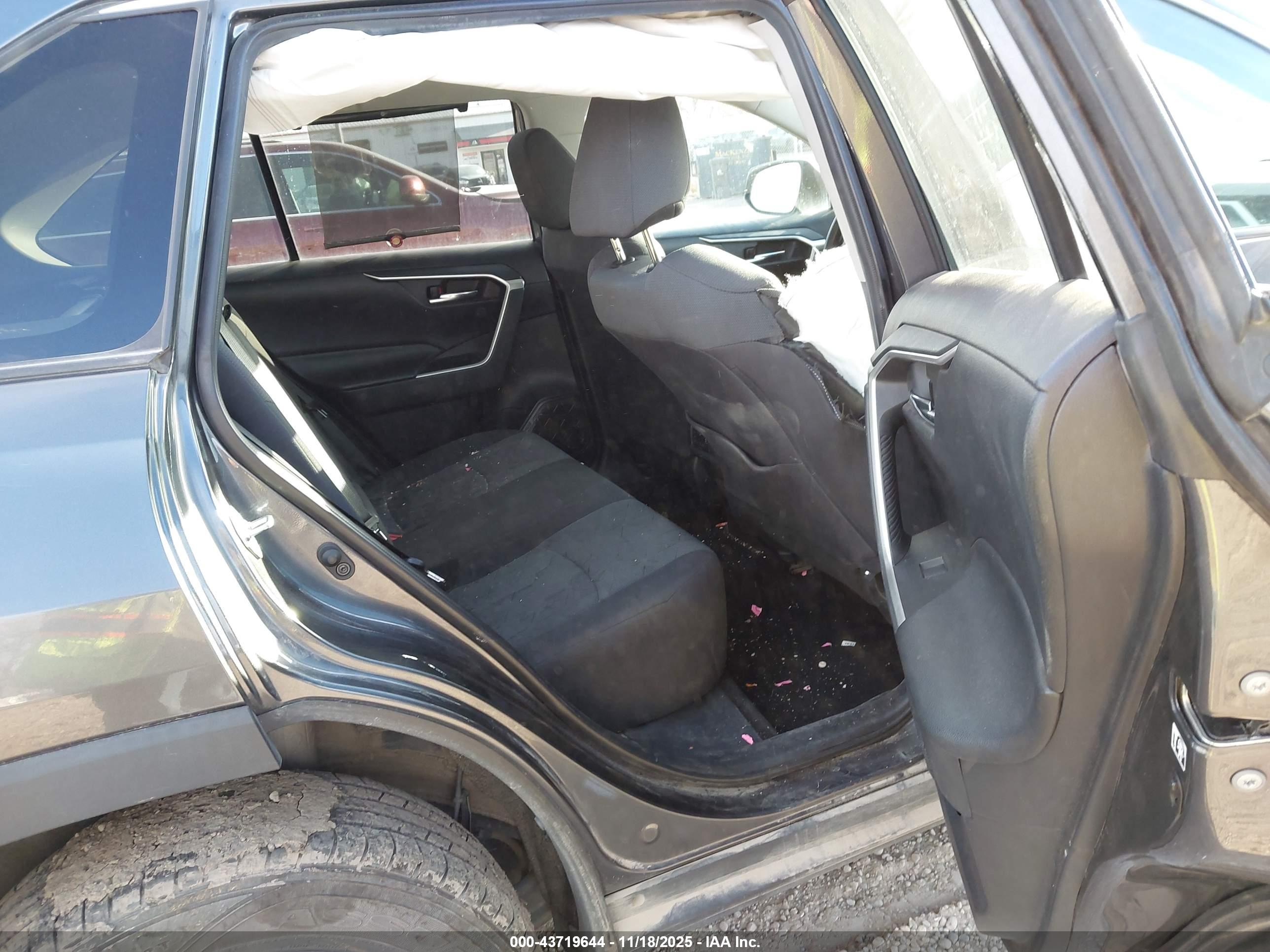 TOYOTA RAV4 image 8
