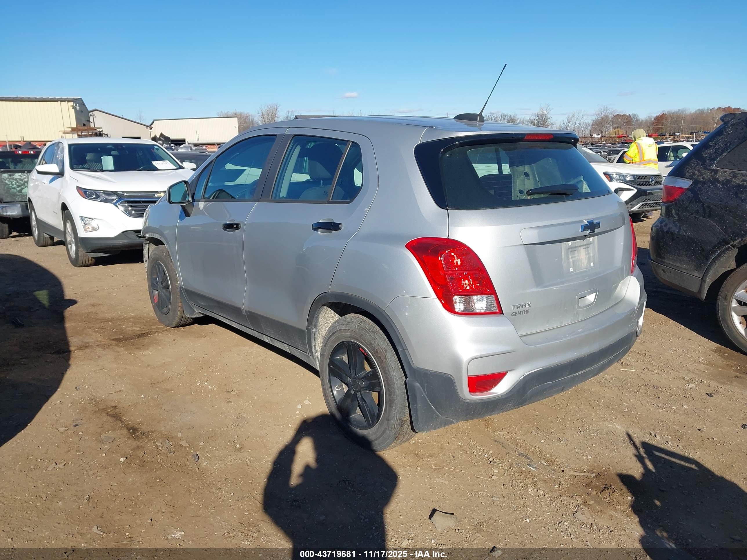CHEVROLET TRAX image 3