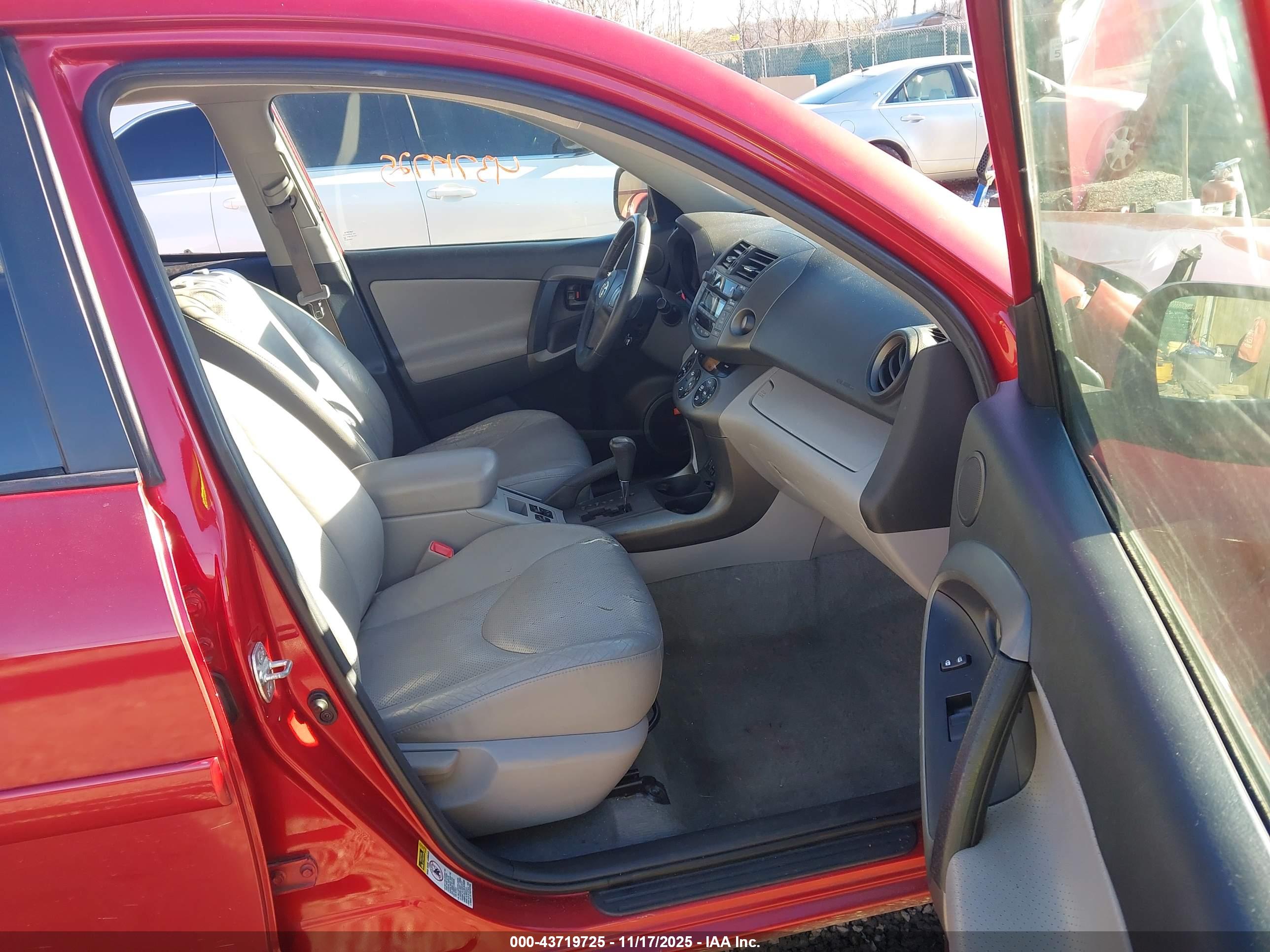 TOYOTA RAV4 image 5