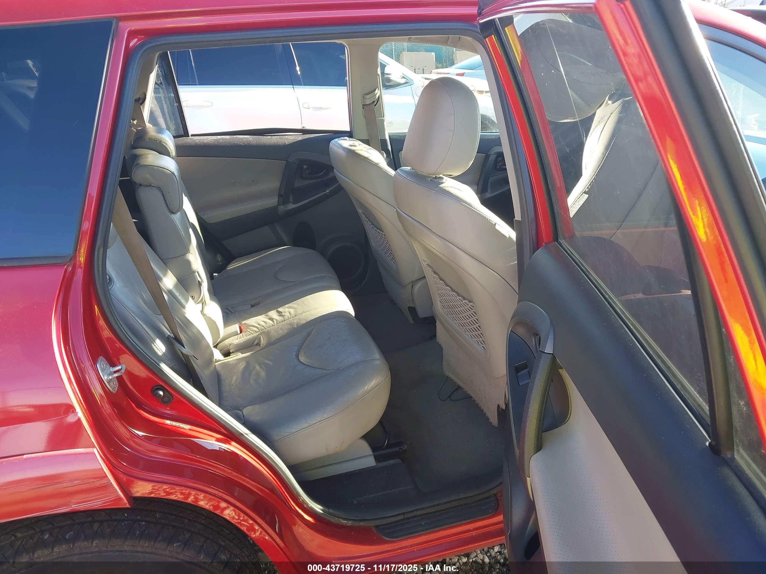 TOYOTA RAV4 image 8