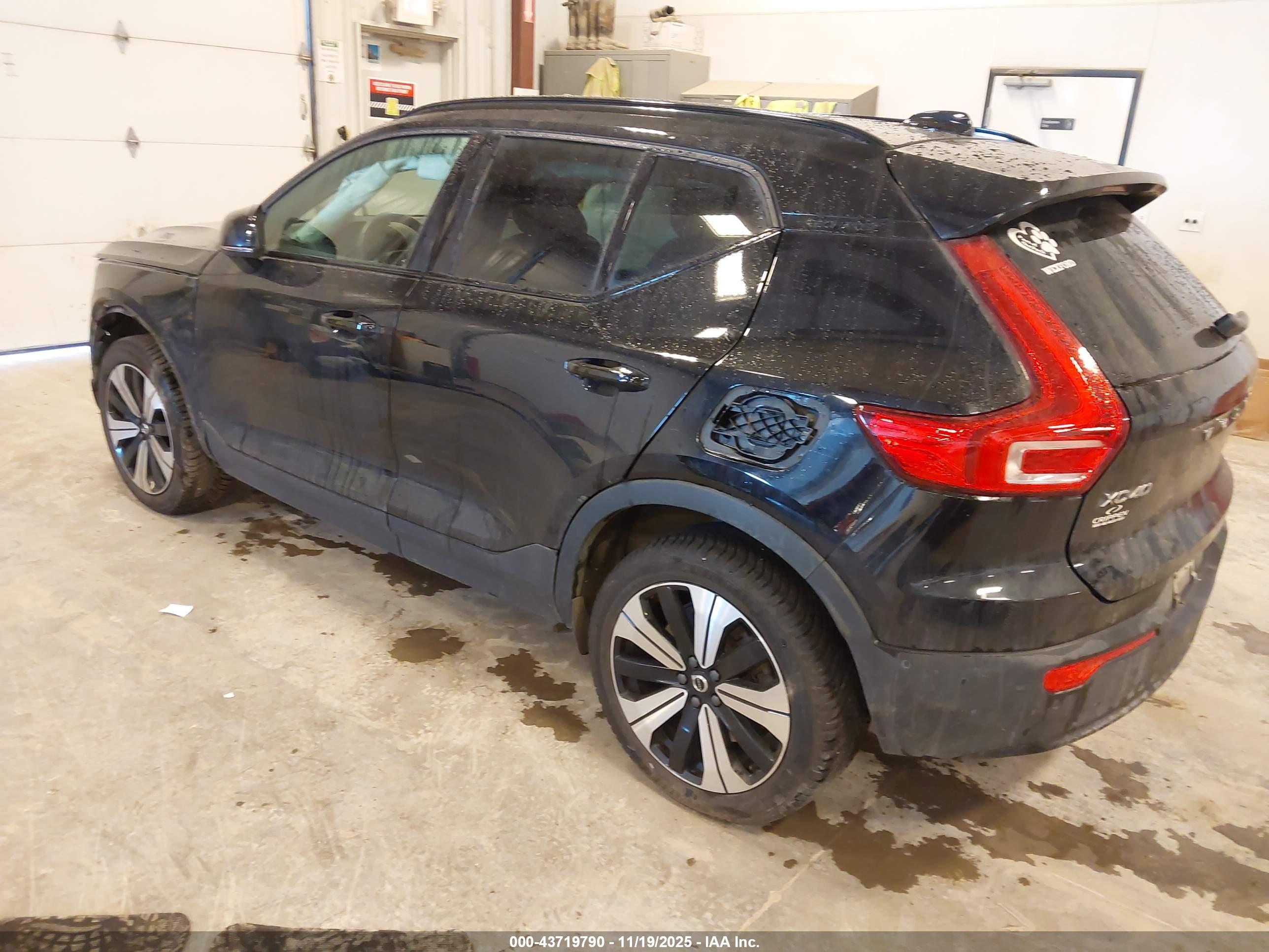 VOLVO XC40 image 3