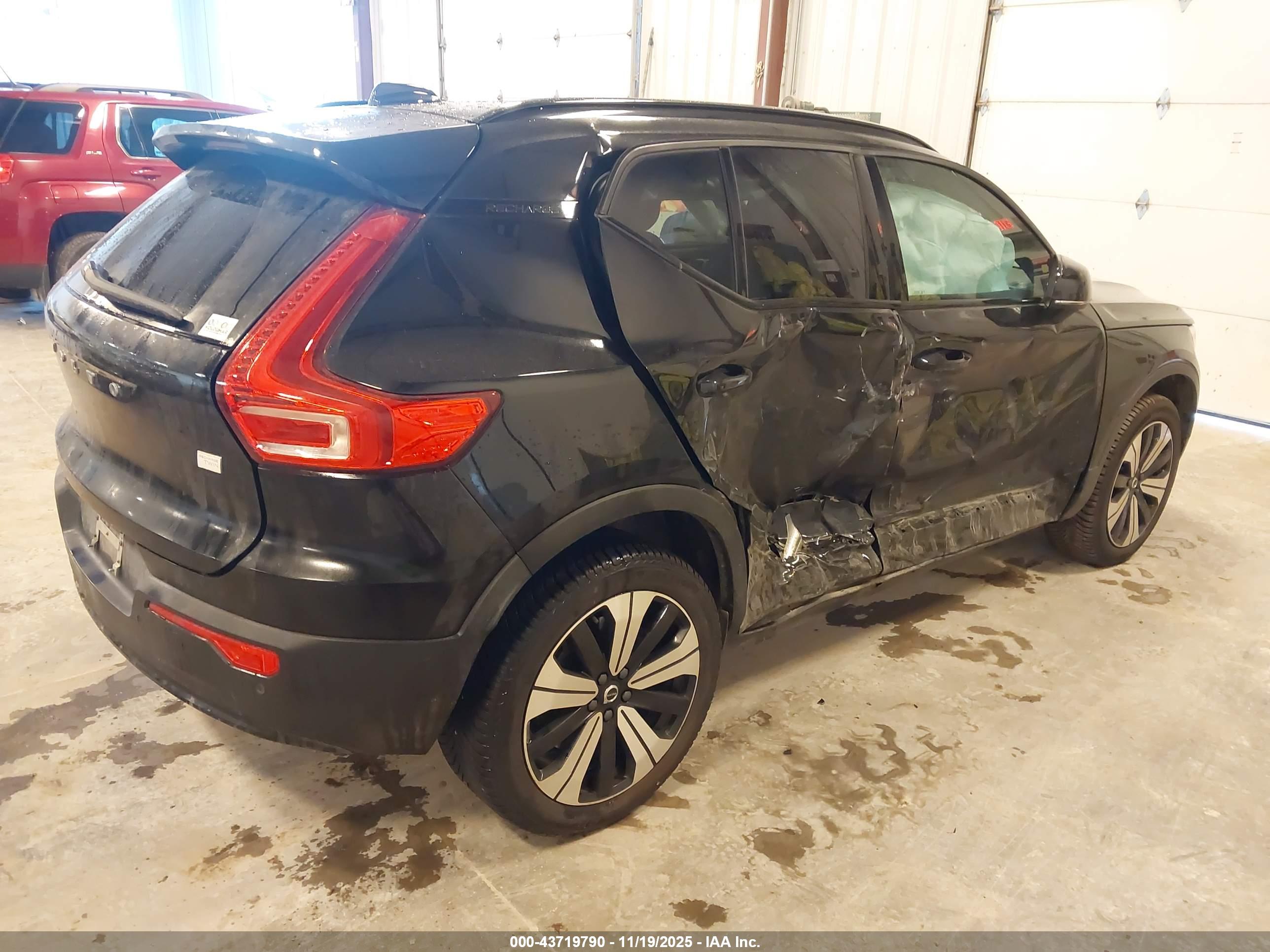 VOLVO XC40 image 4