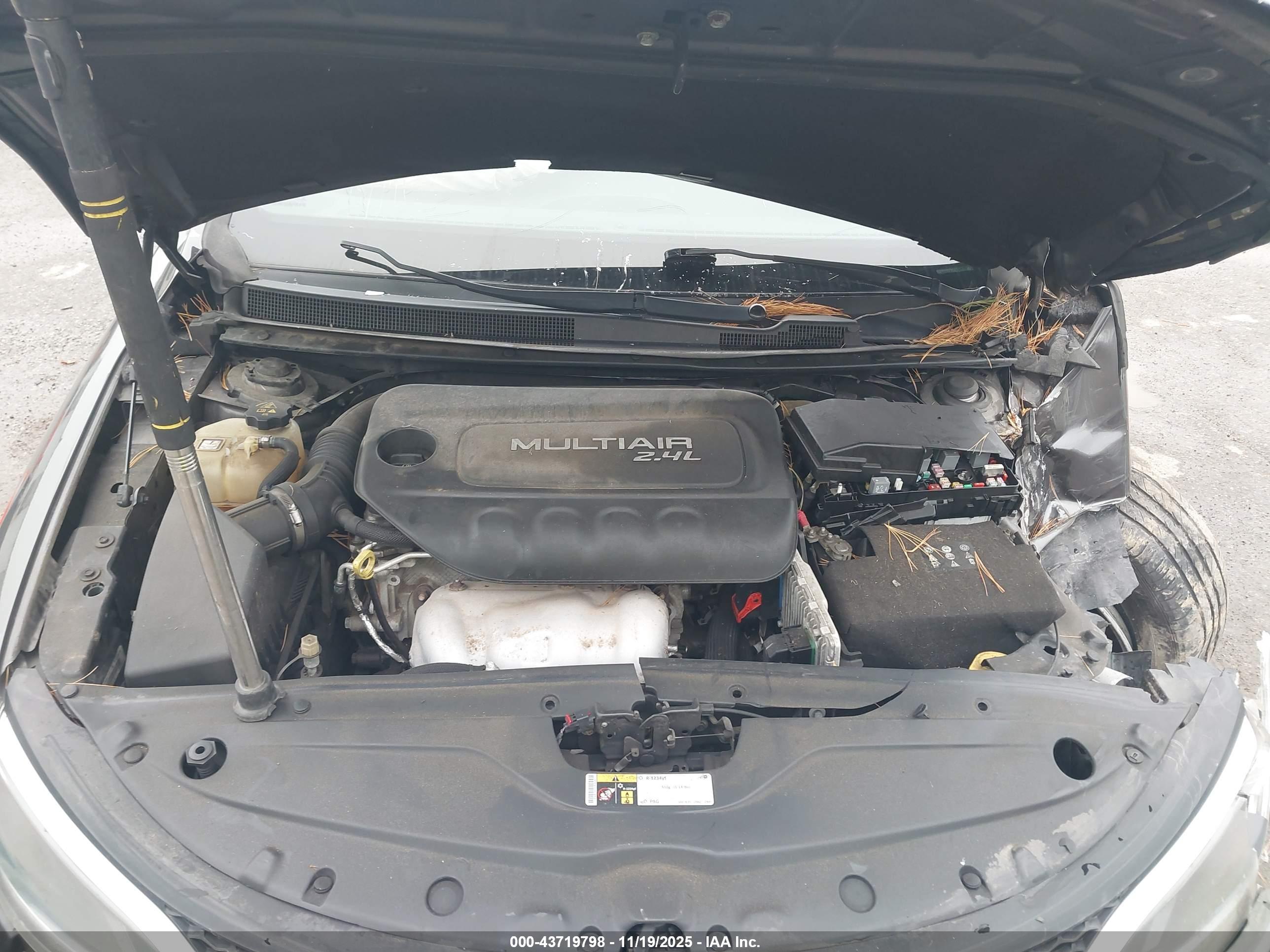 CHRYSLER 200 image 10
