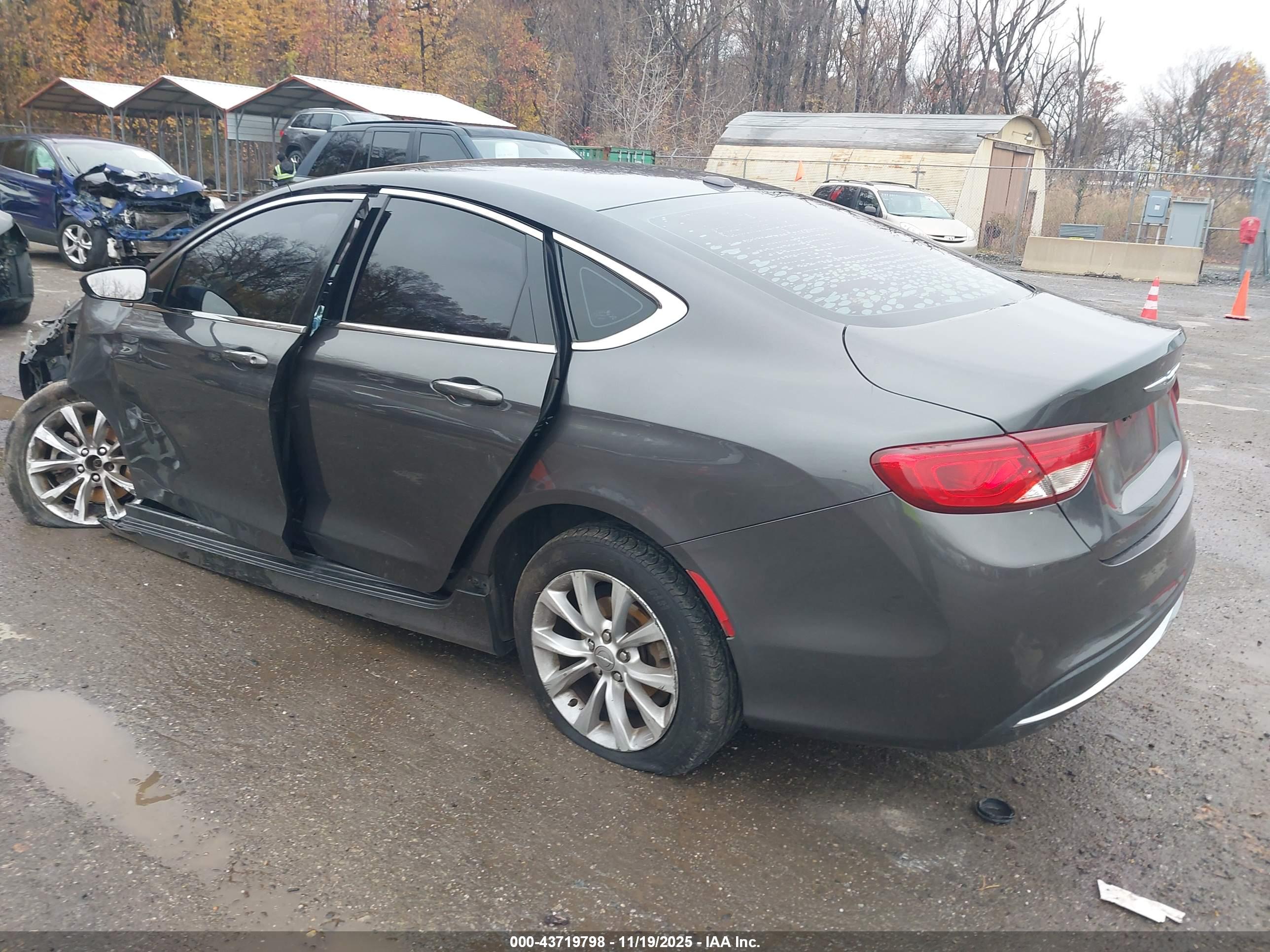 CHRYSLER 200 image 3