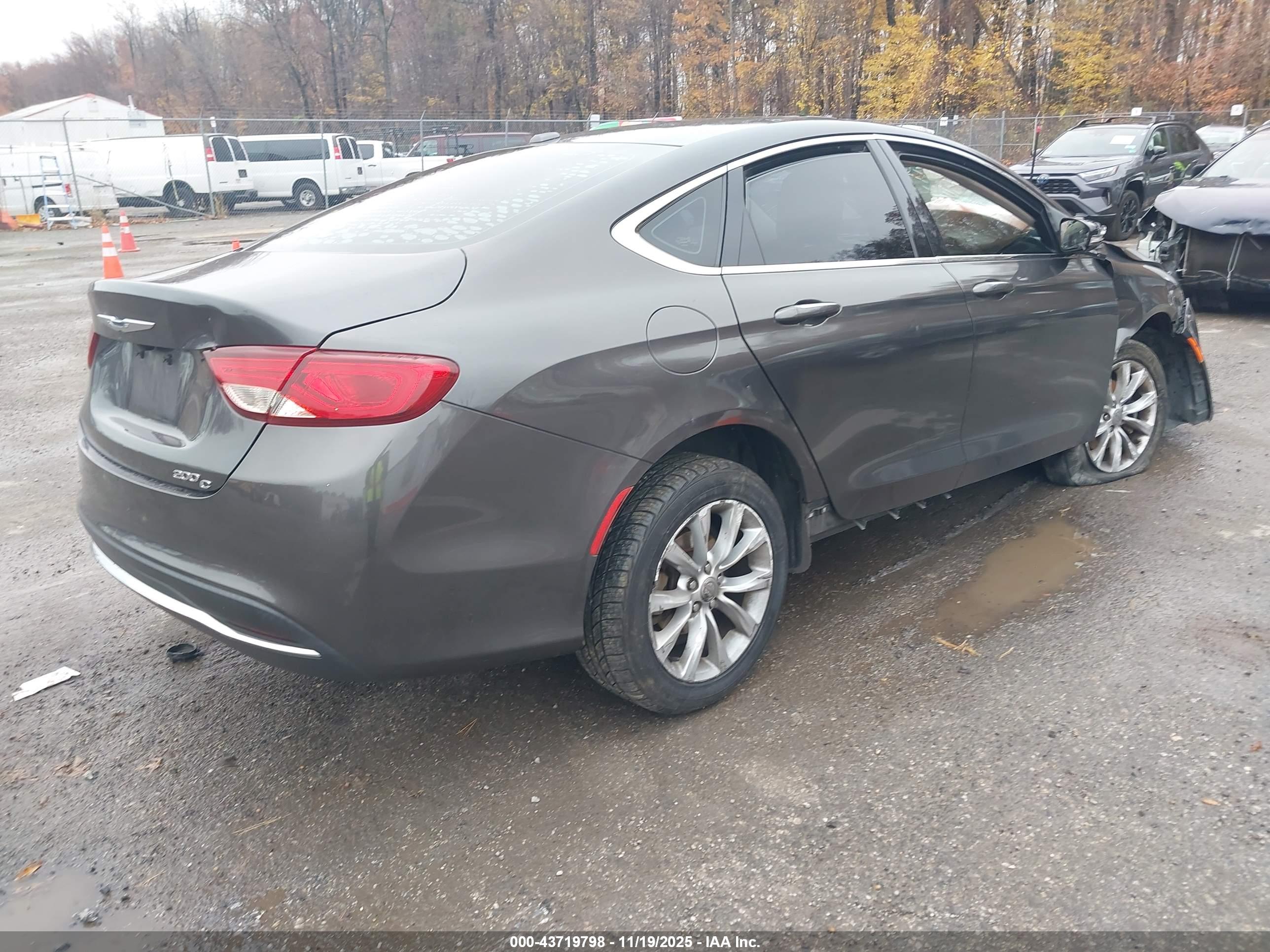 CHRYSLER 200 image 4