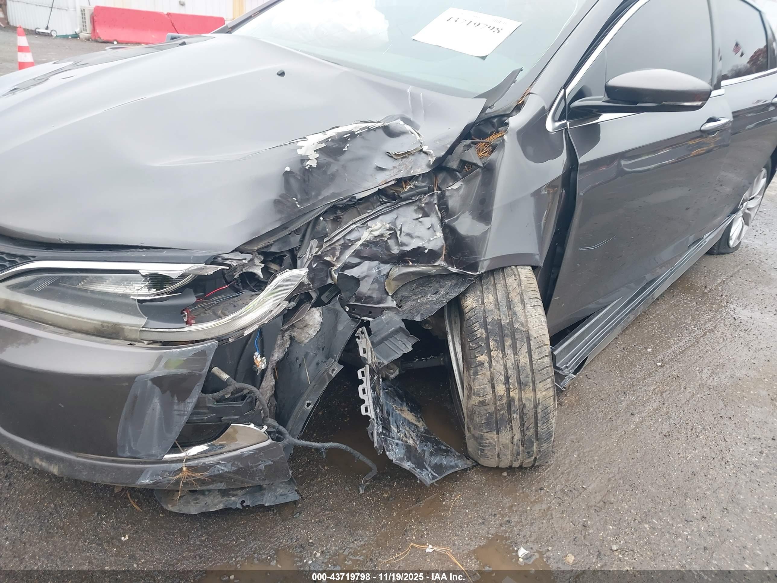 CHRYSLER 200 image 6