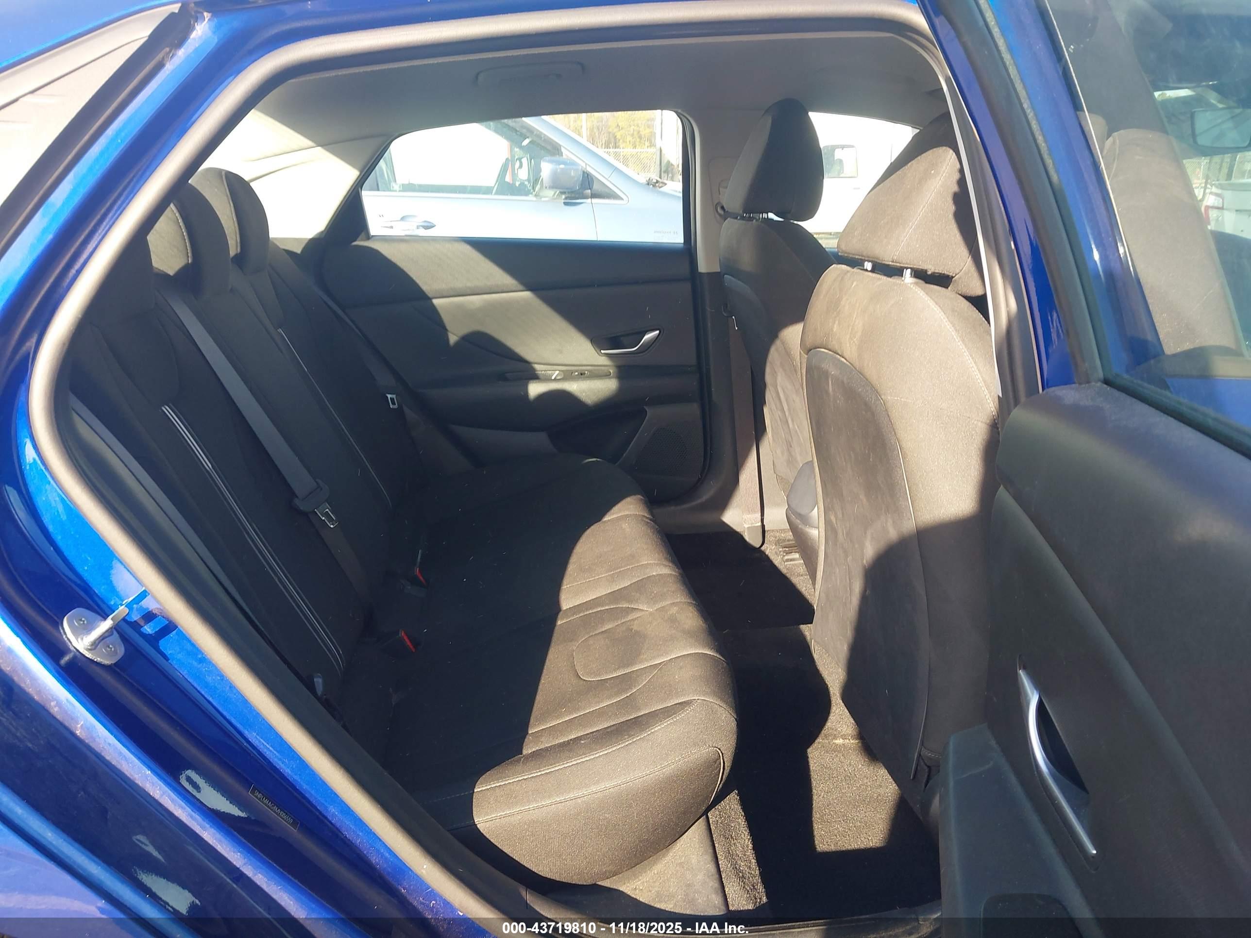 HYUNDAI ELANTRA image 8