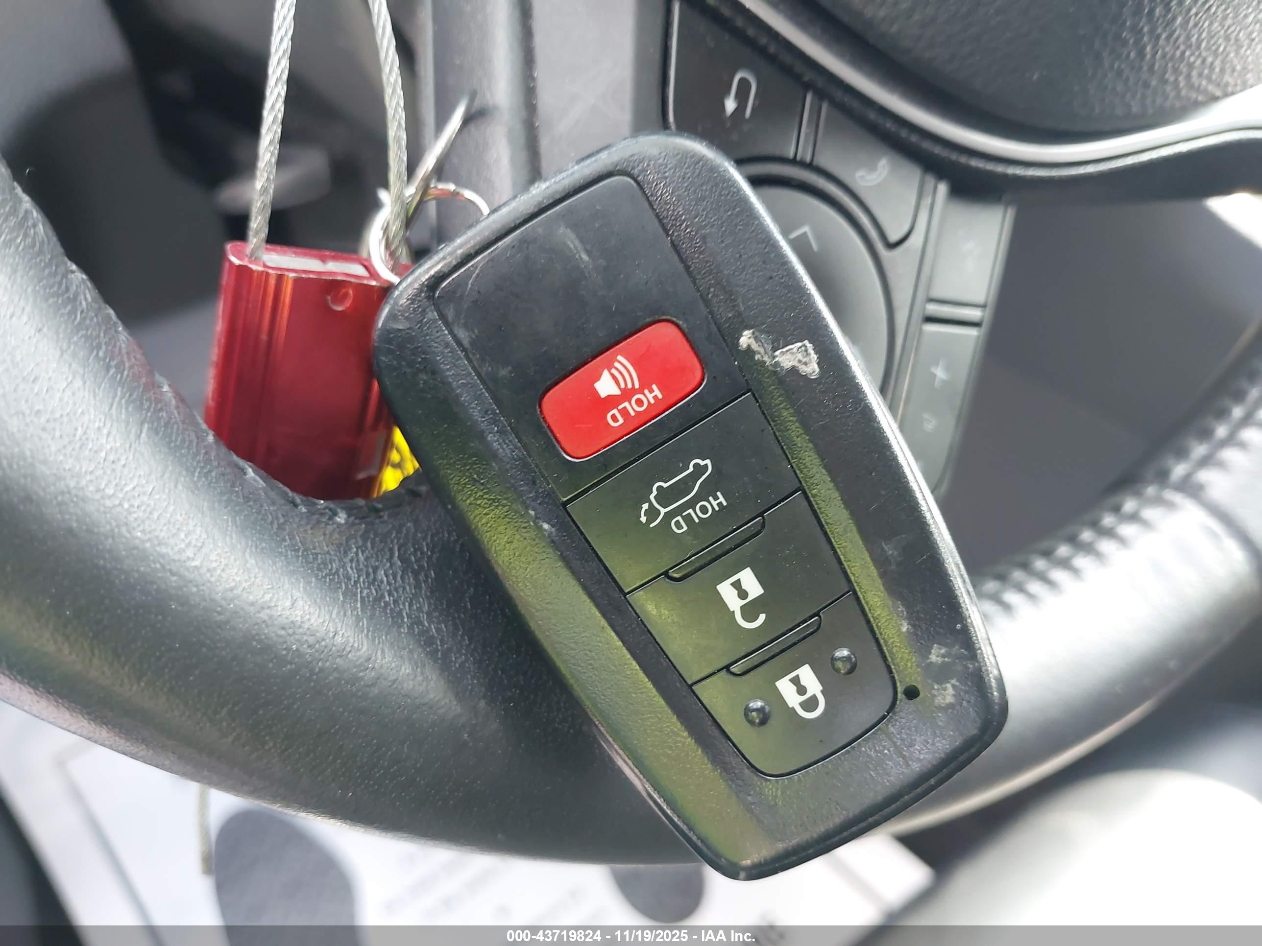 TOYOTA RAV4 image 11