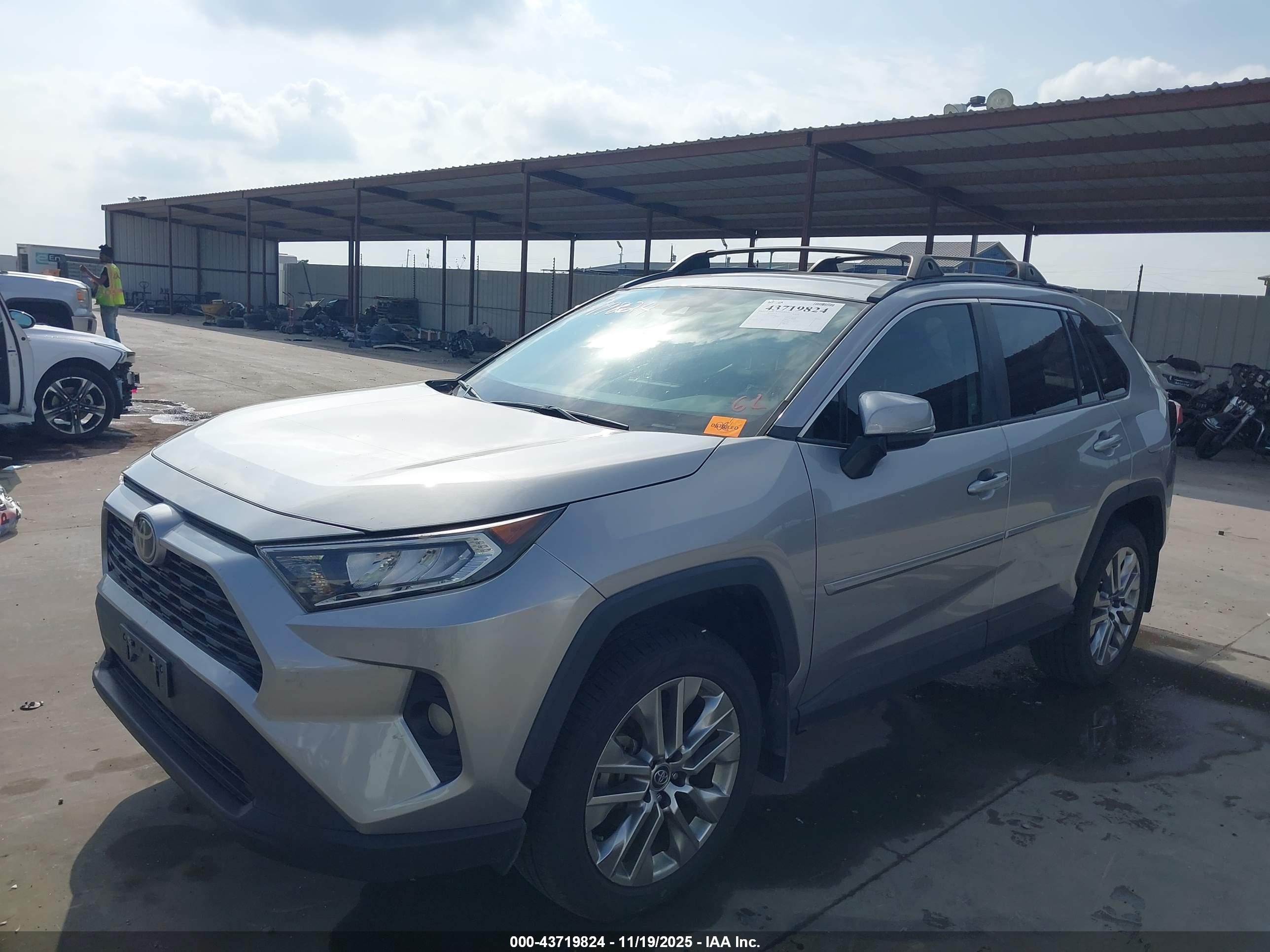 TOYOTA RAV4 image 2