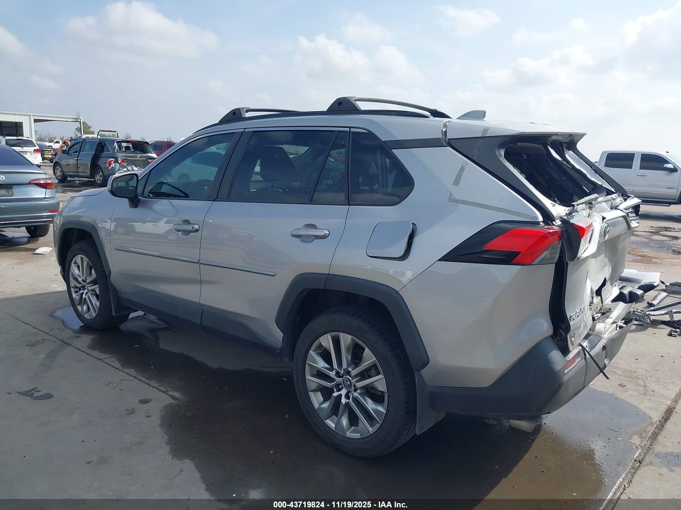TOYOTA RAV4 image 3