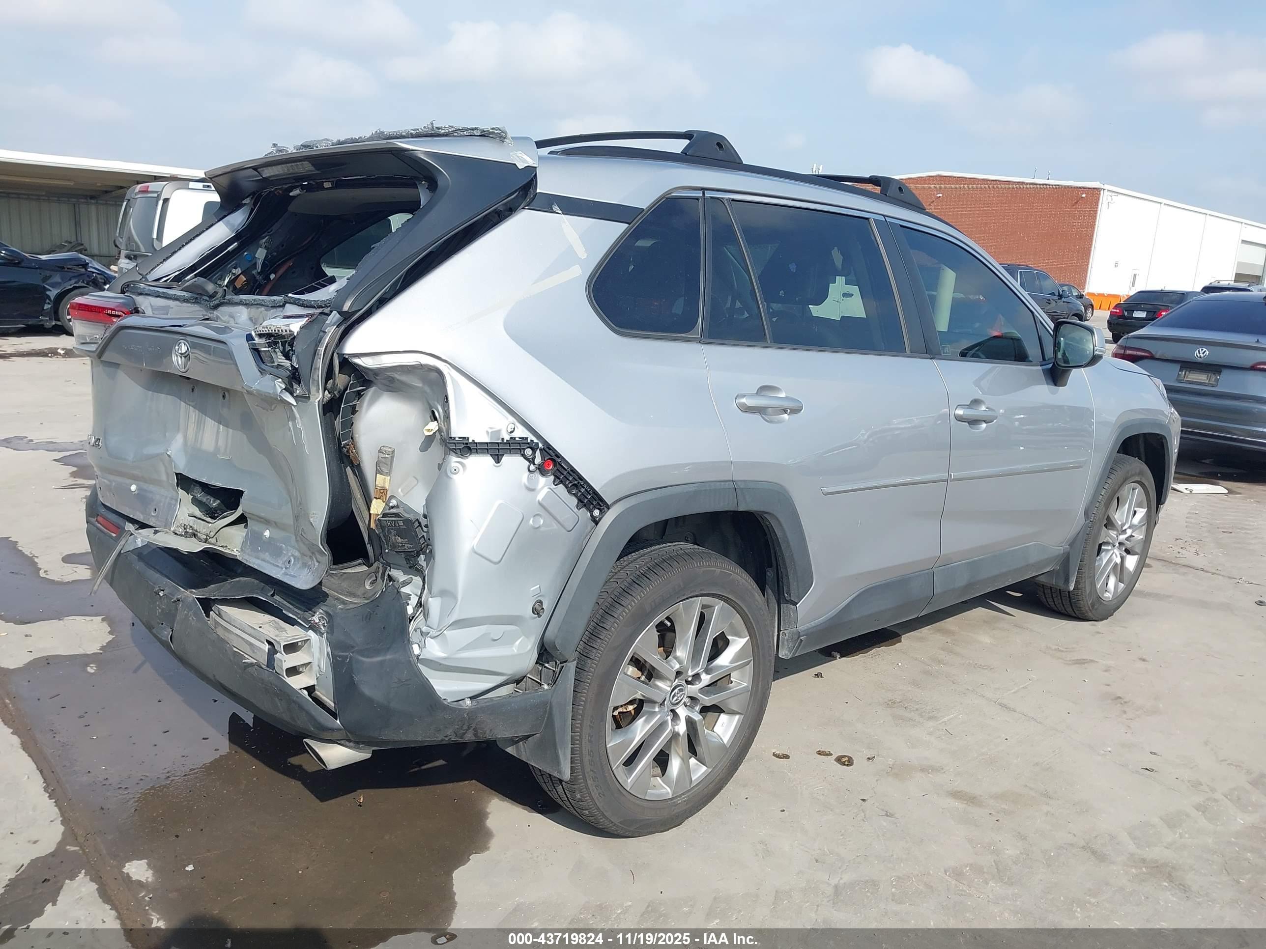 TOYOTA RAV4 image 4