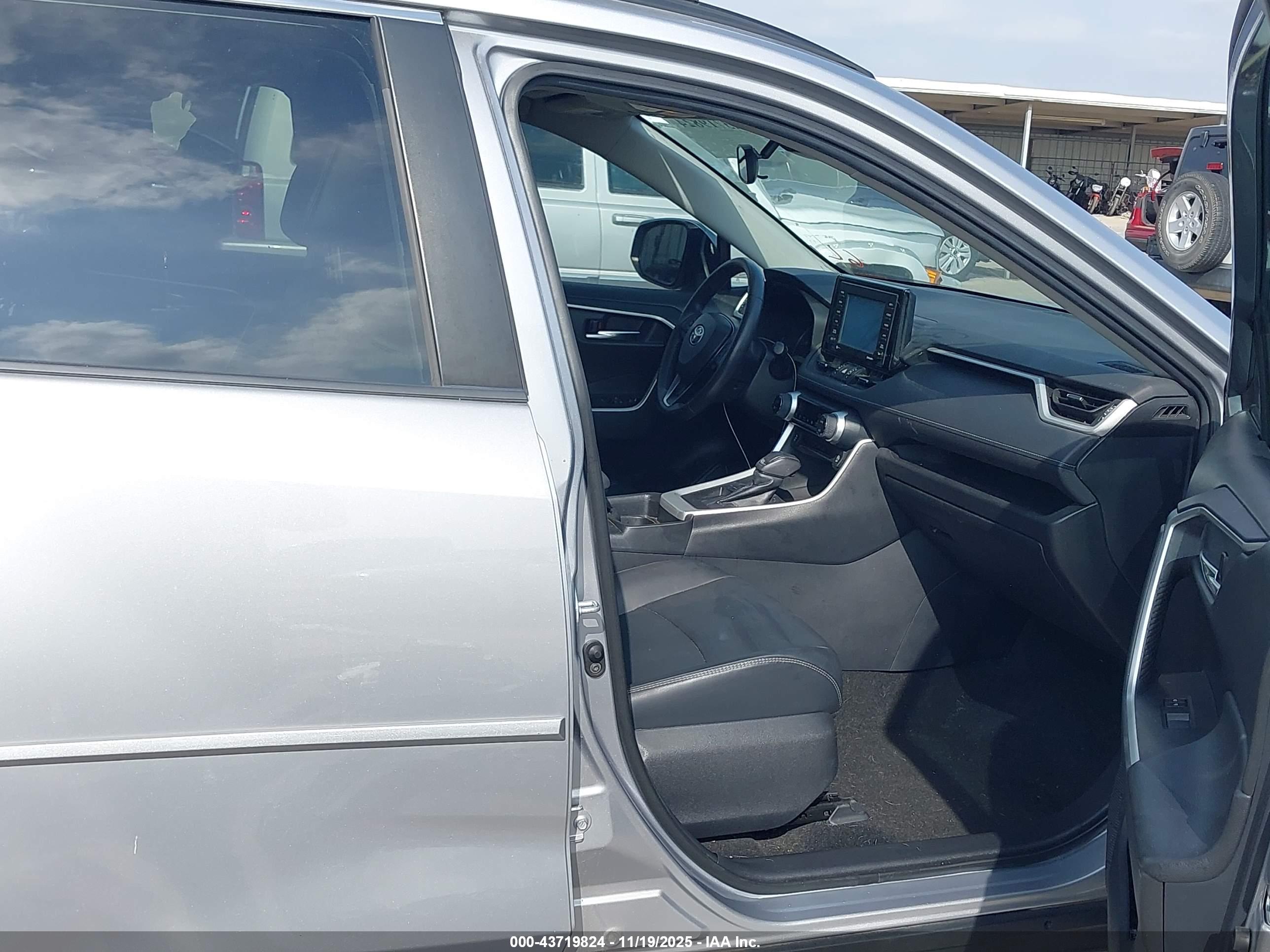 TOYOTA RAV4 image 5