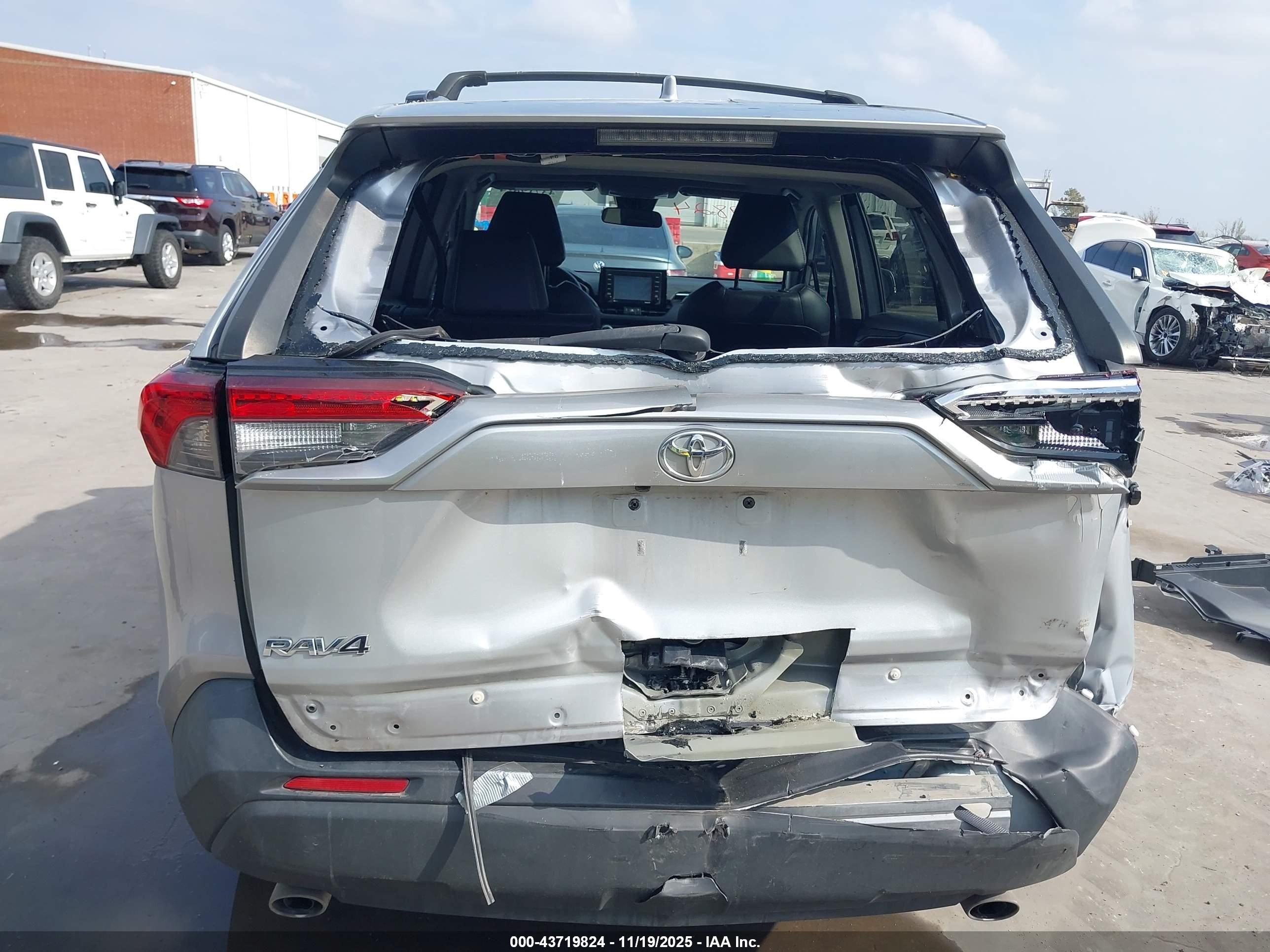 TOYOTA RAV4 image 6