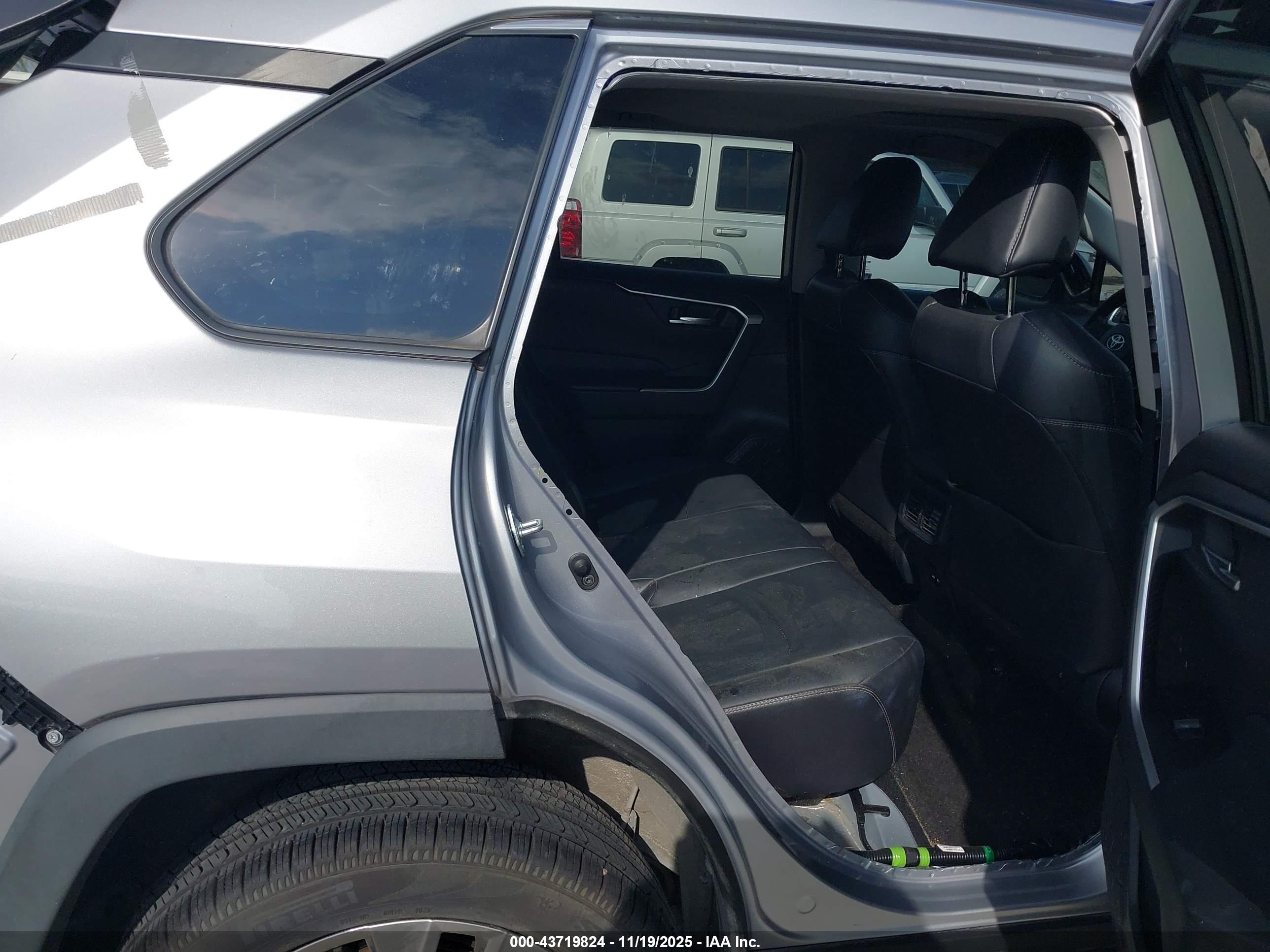 TOYOTA RAV4 image 8