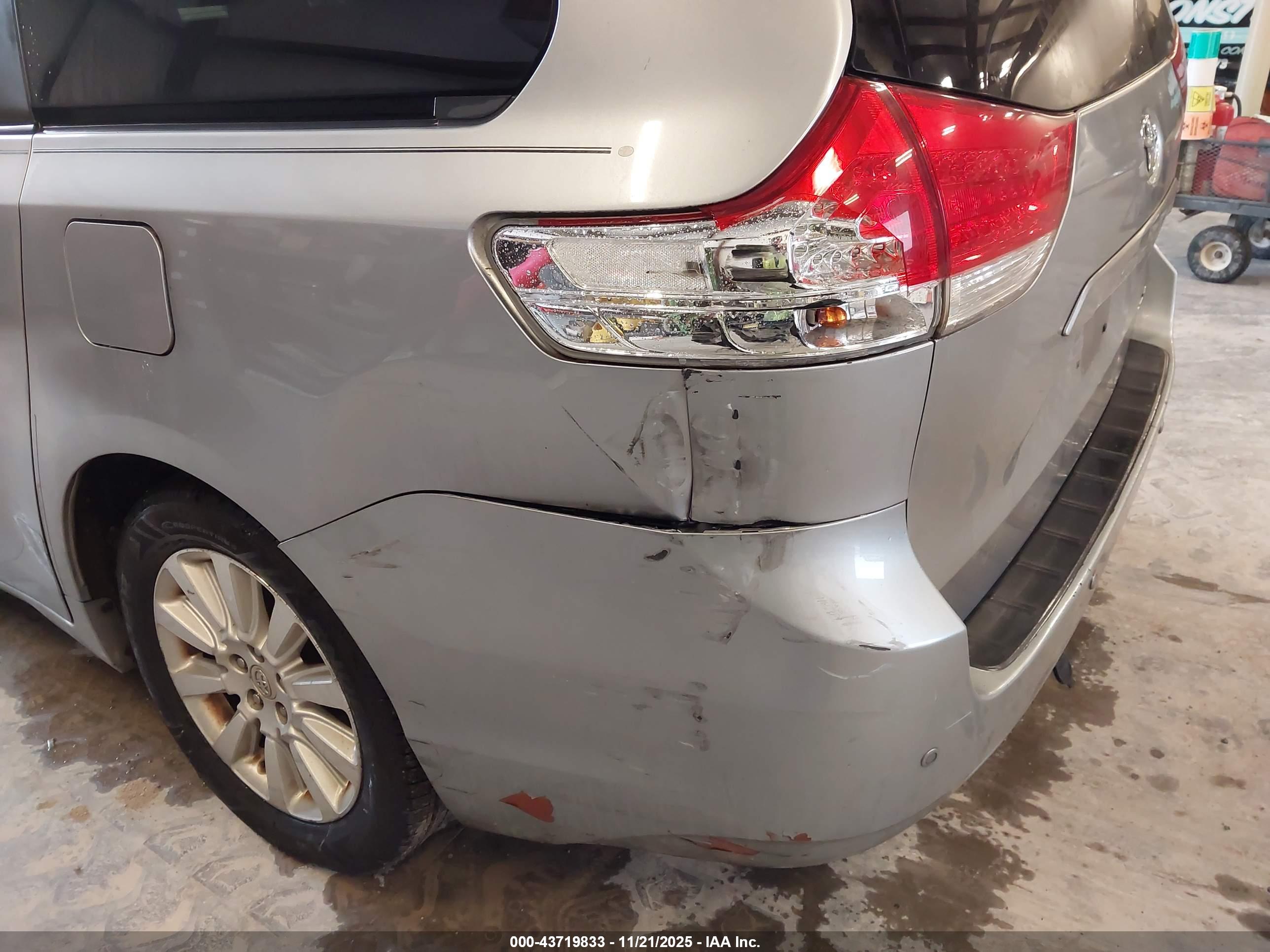 TOYOTA SIENNA image 6