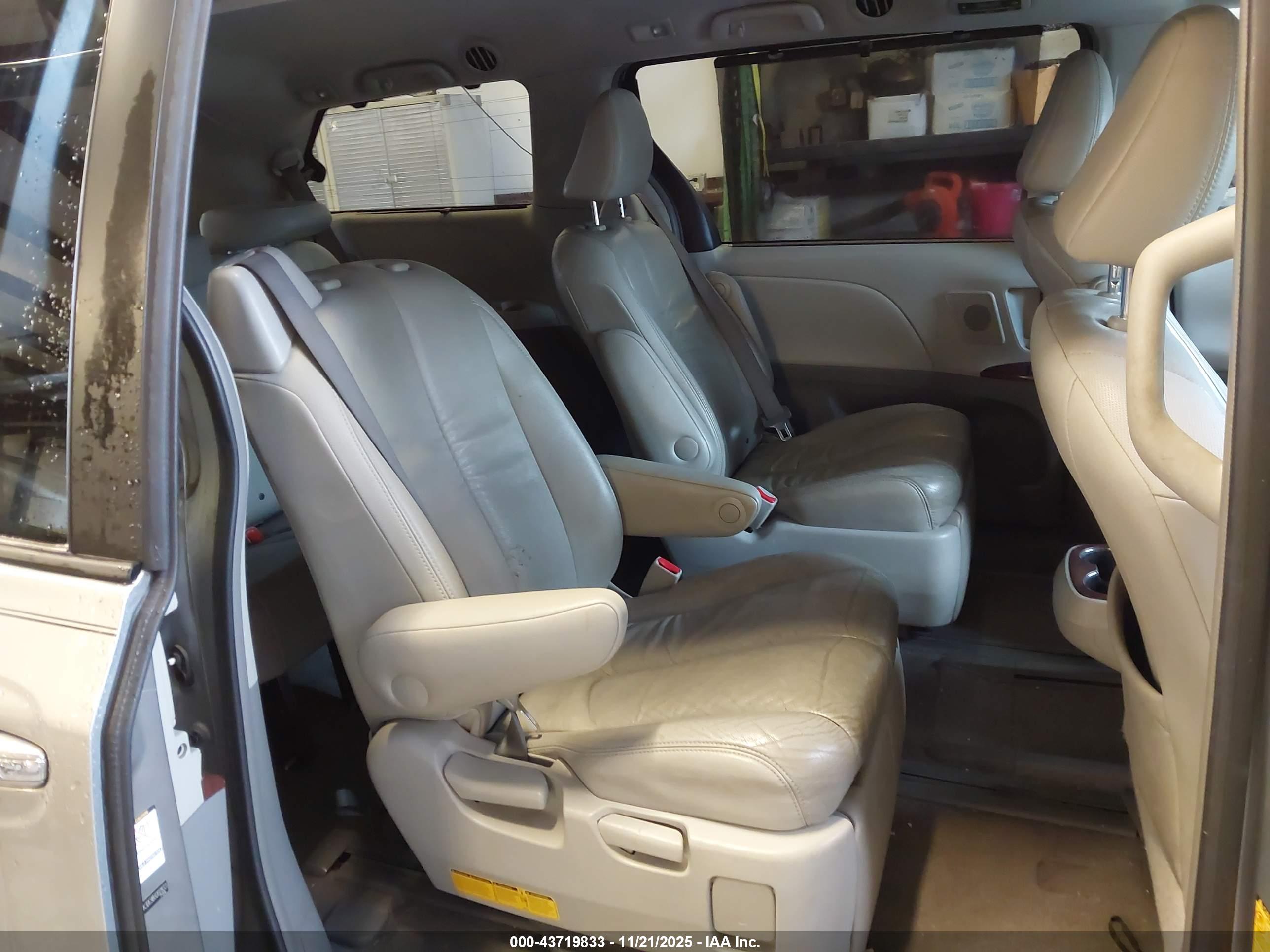 TOYOTA SIENNA image 8