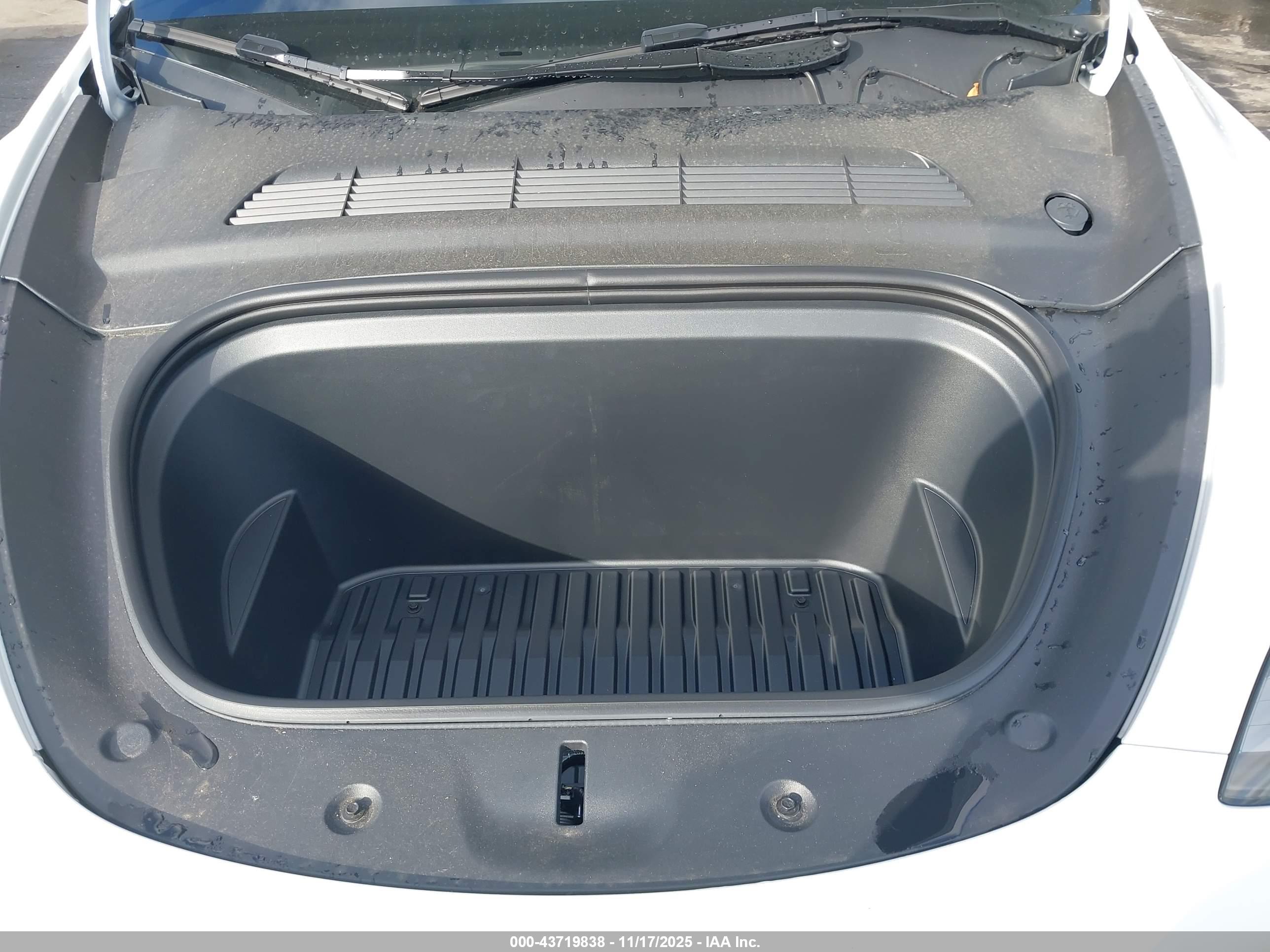 TESLA MODEL image 10