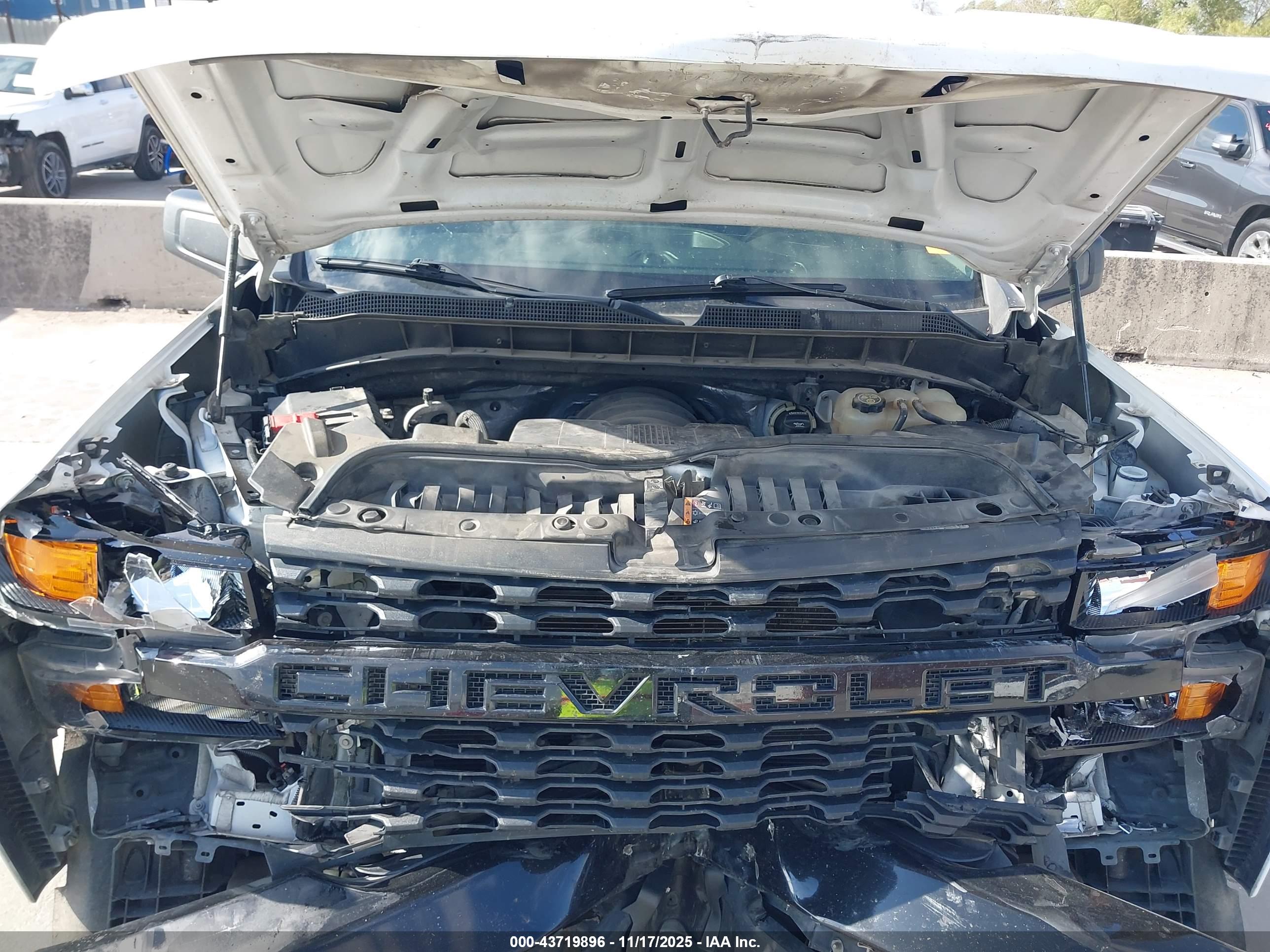CHEVROLET SILVERADO image 10