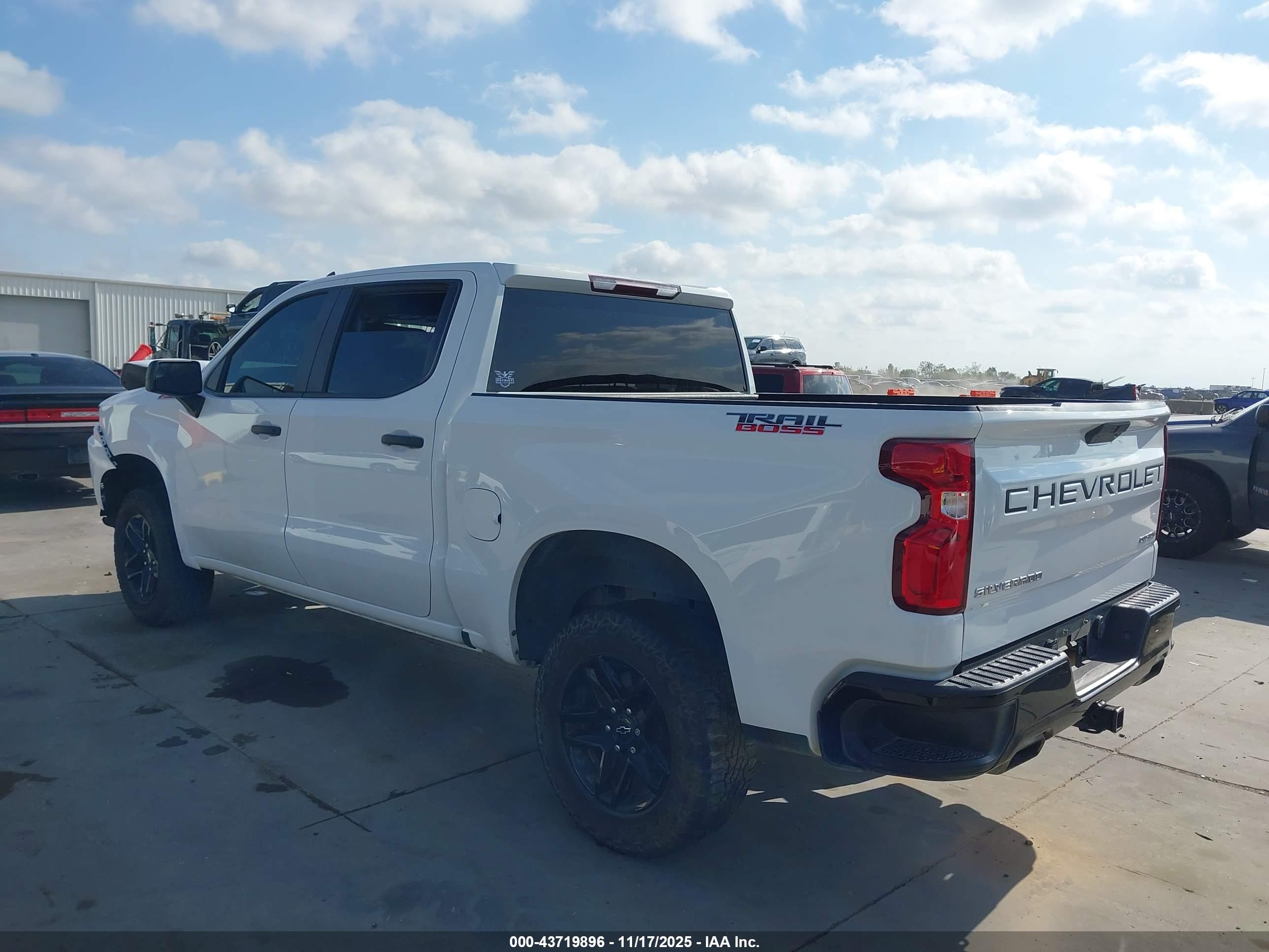 CHEVROLET SILVERADO image 3