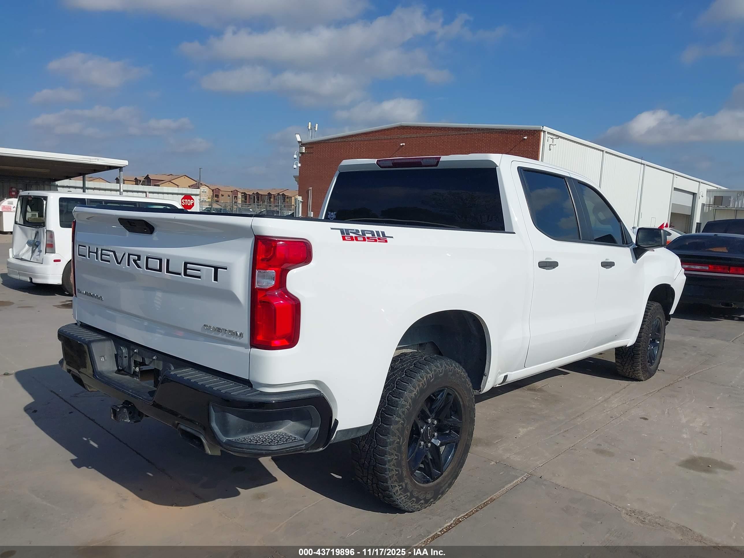 CHEVROLET SILVERADO image 4