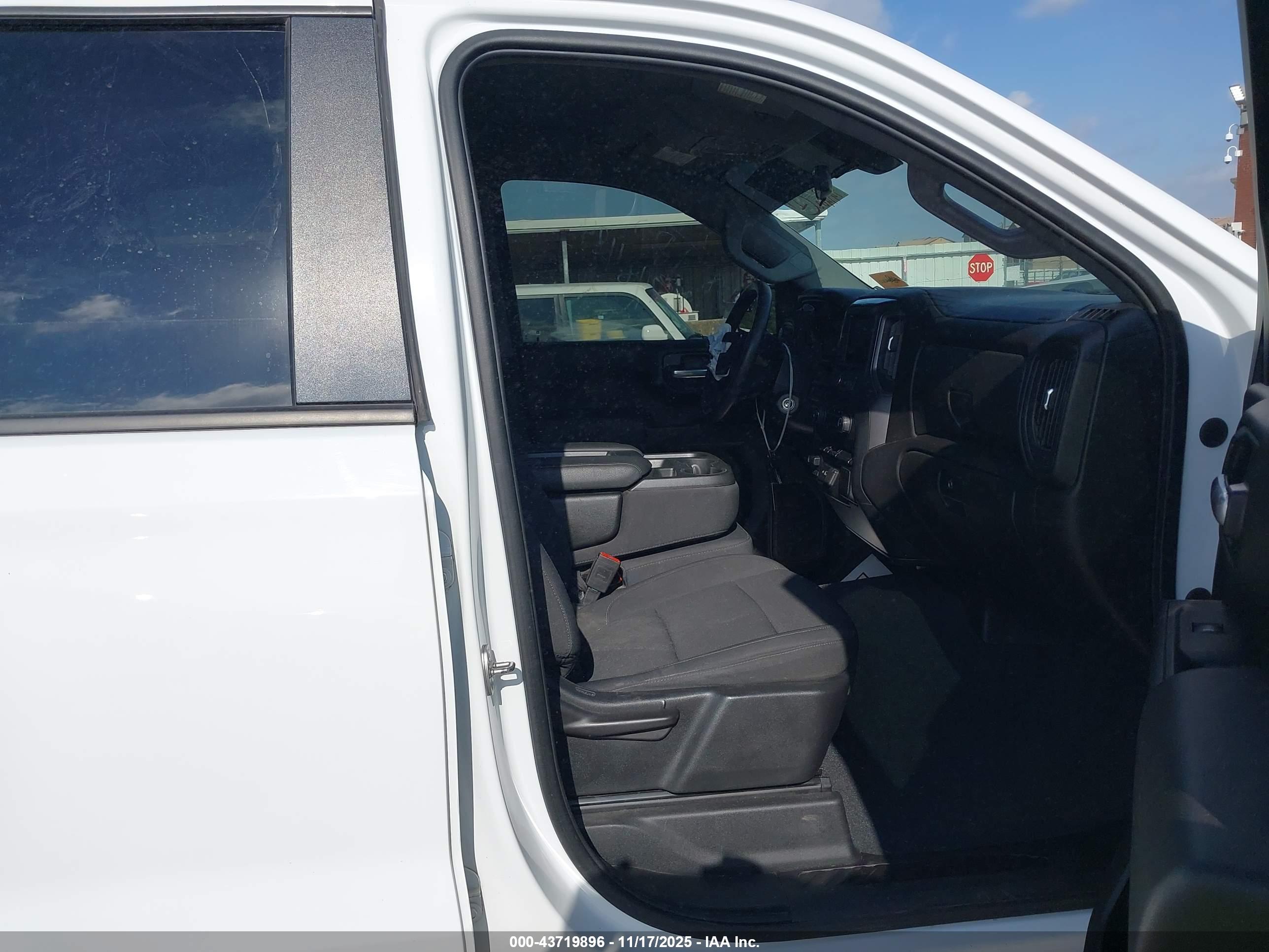 CHEVROLET SILVERADO image 5