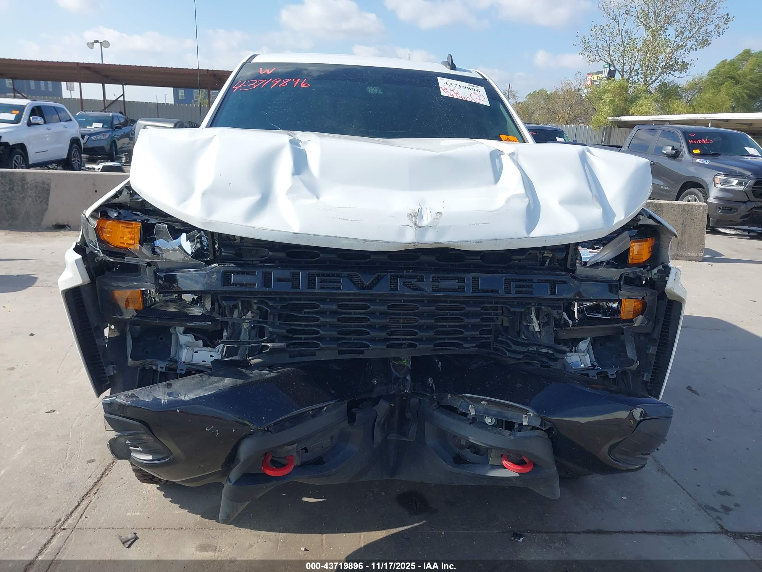 CHEVROLET SILVERADO image 6