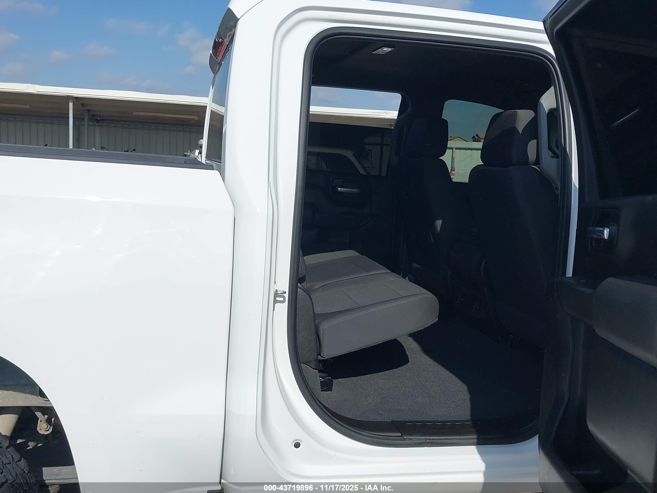 CHEVROLET SILVERADO image 8