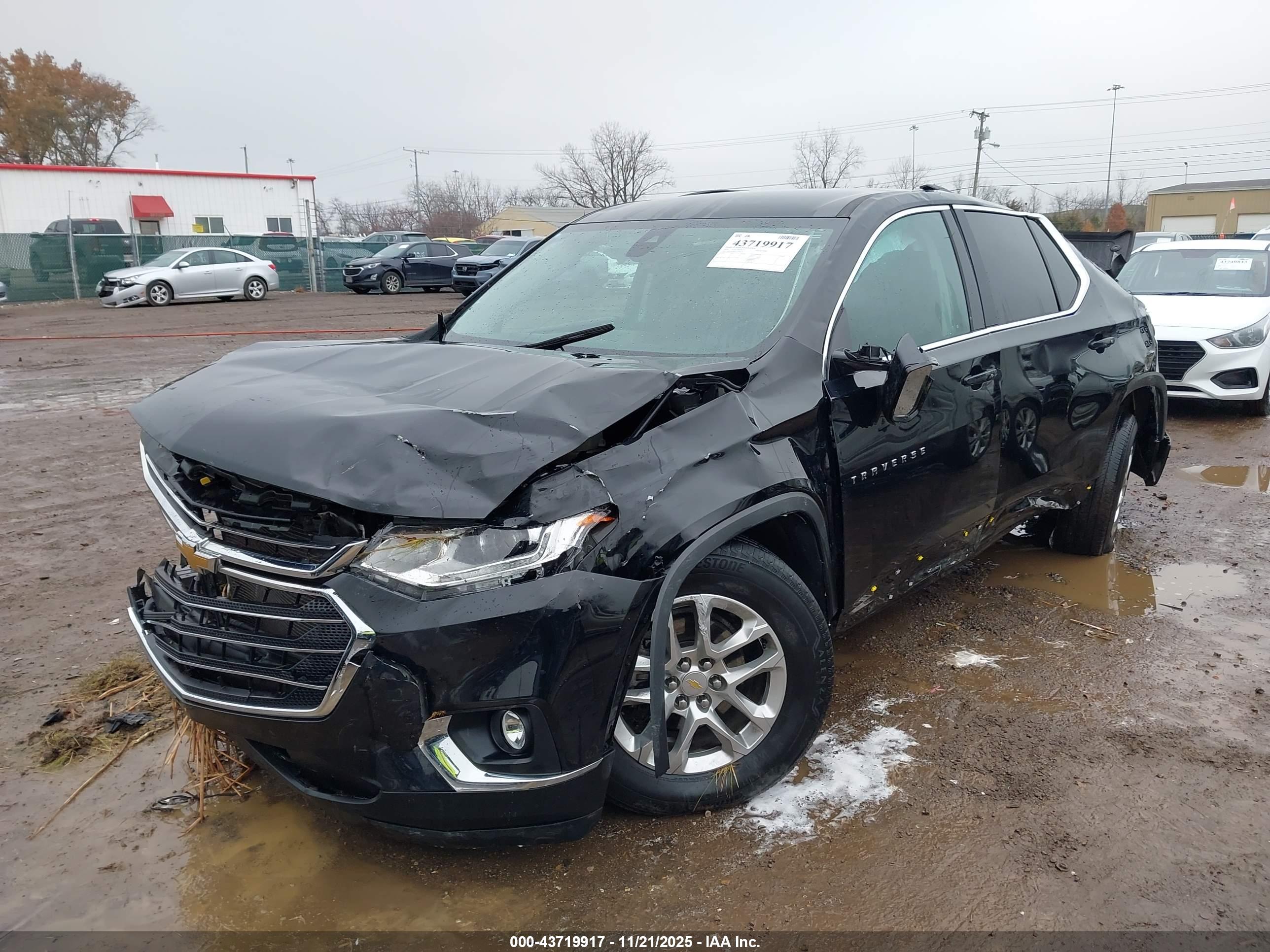 CHEVROLET TRAVERSE image 2