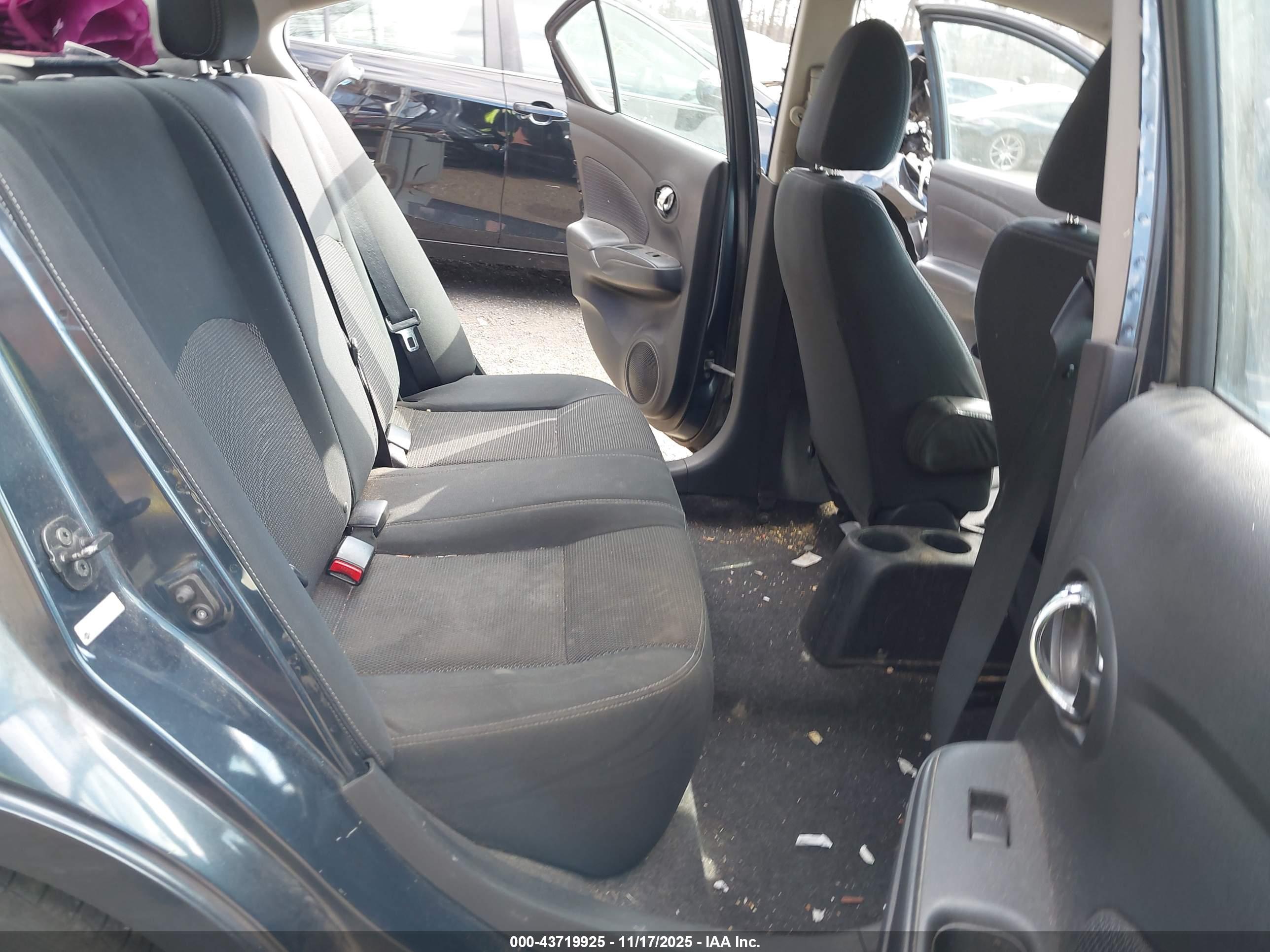 NISSAN VERSA image 8