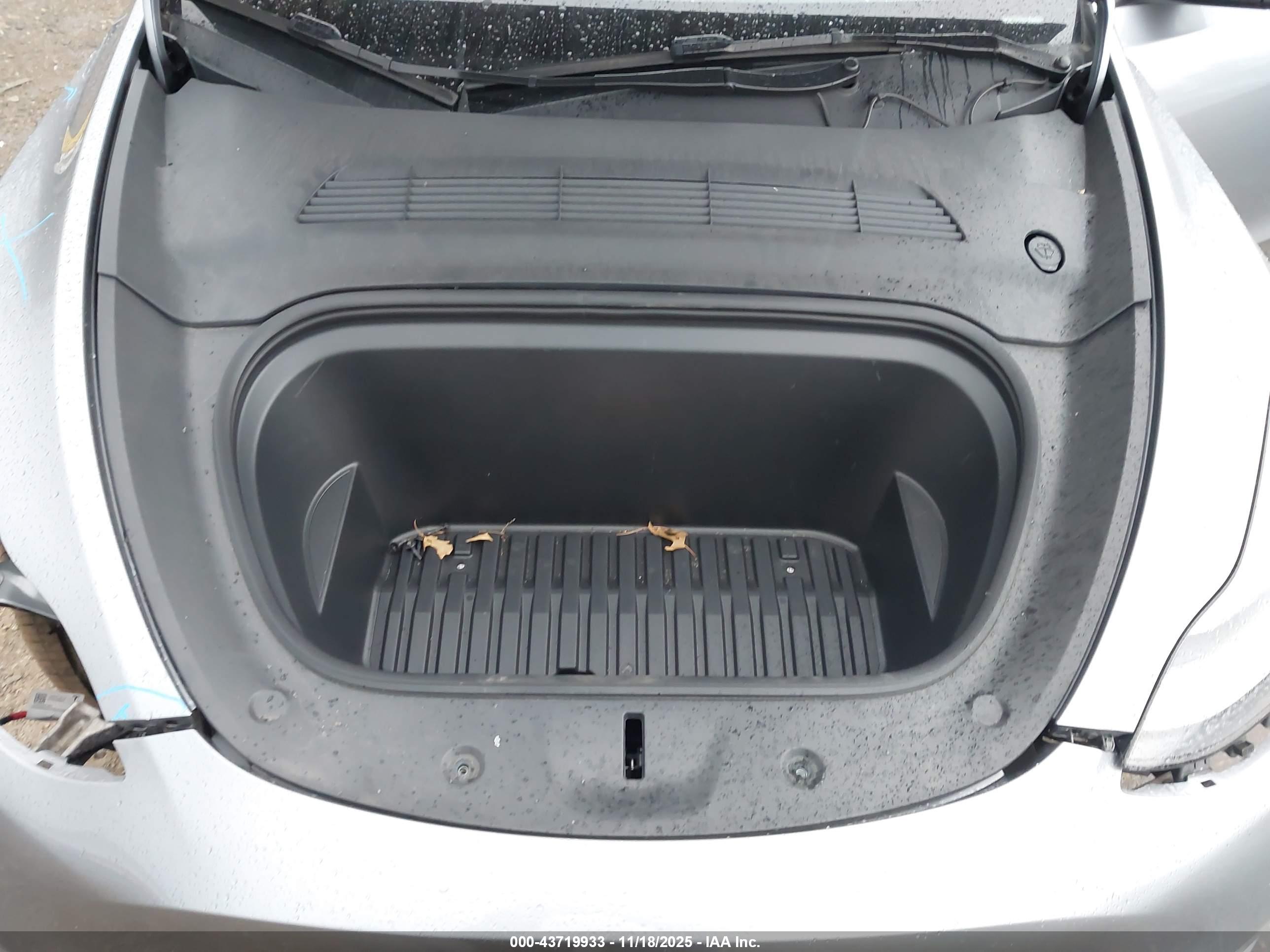 TESLA MODEL image 10