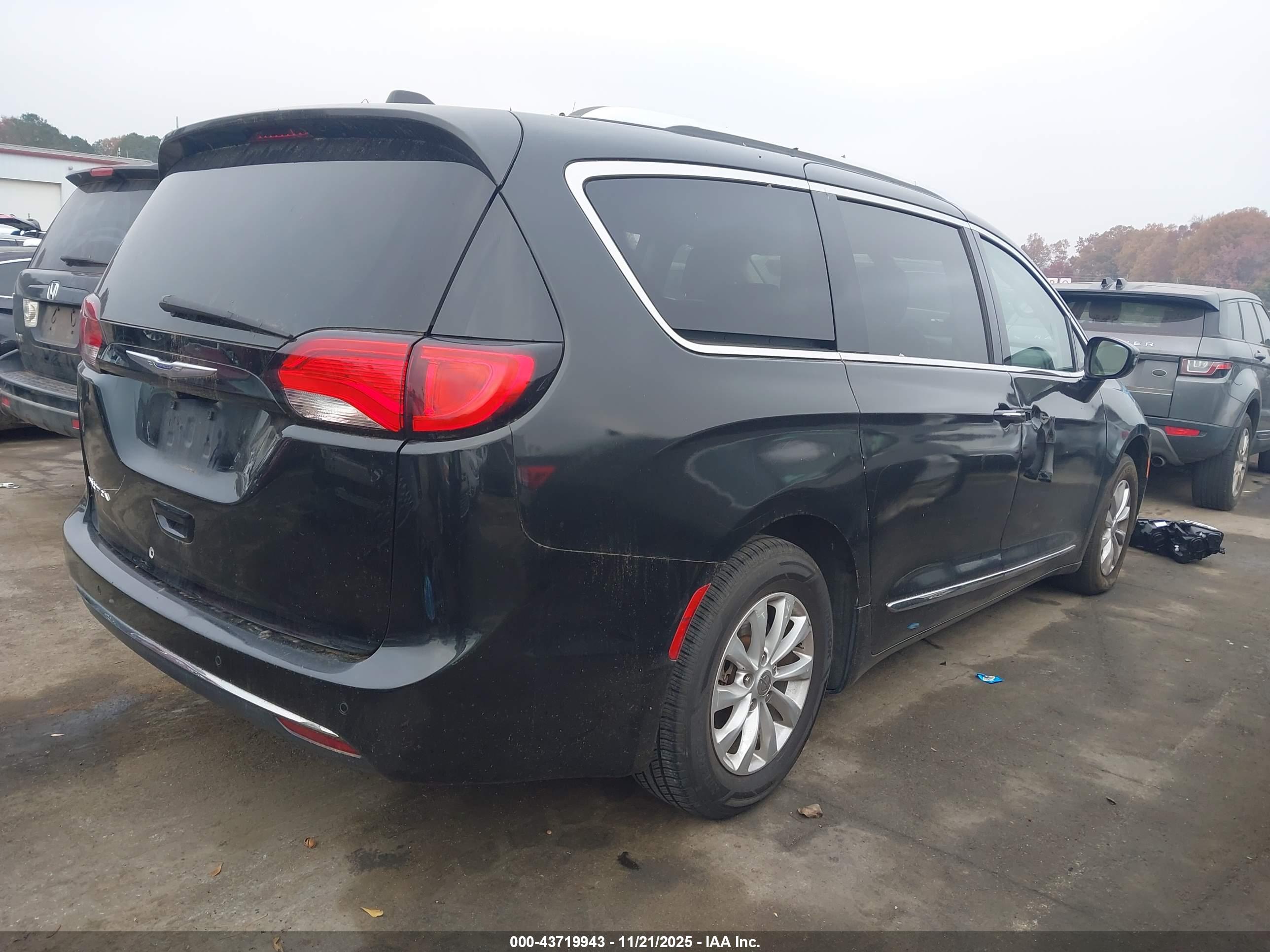 CHRYSLER PACIFICA image 4