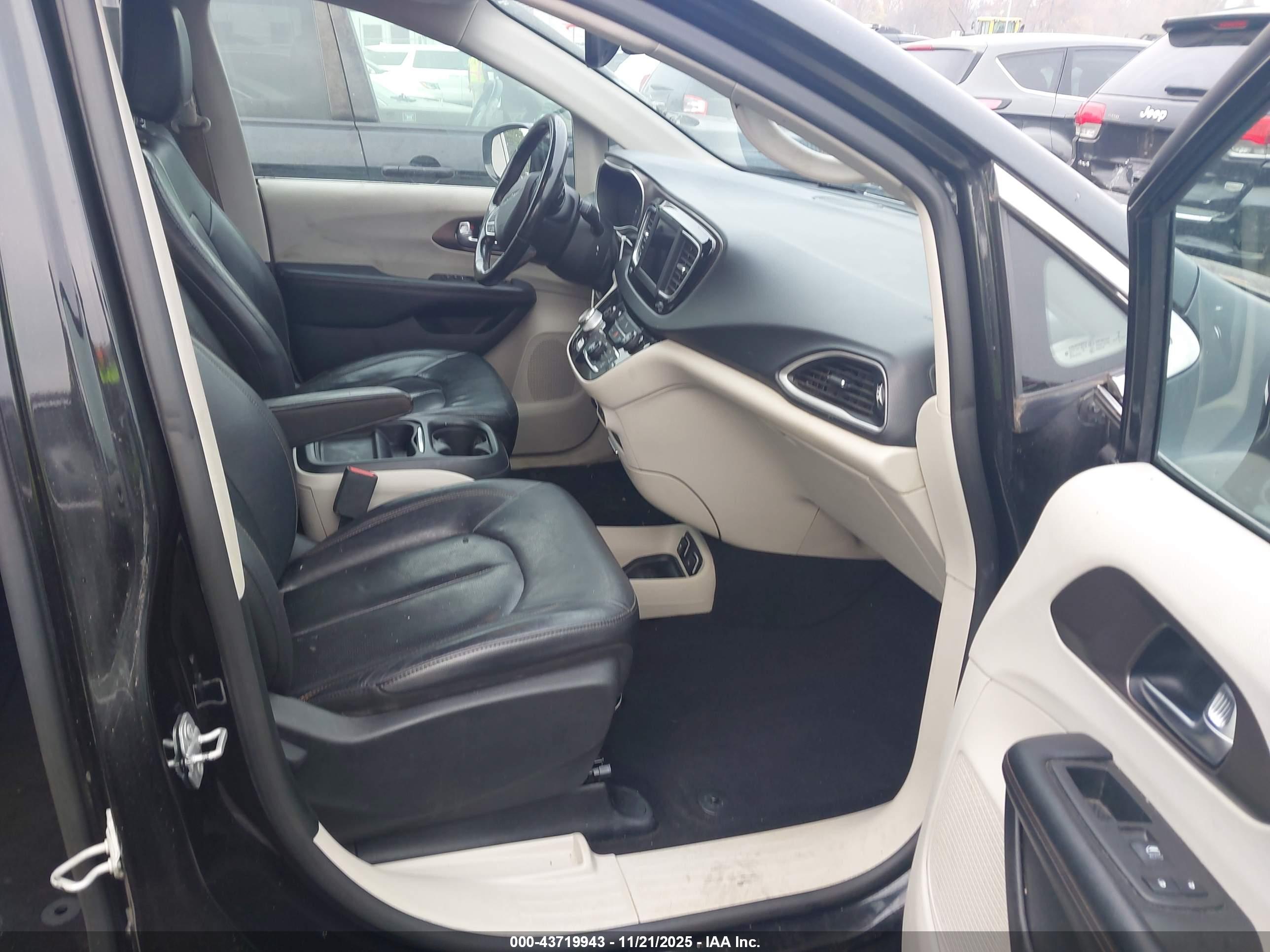 CHRYSLER PACIFICA image 5