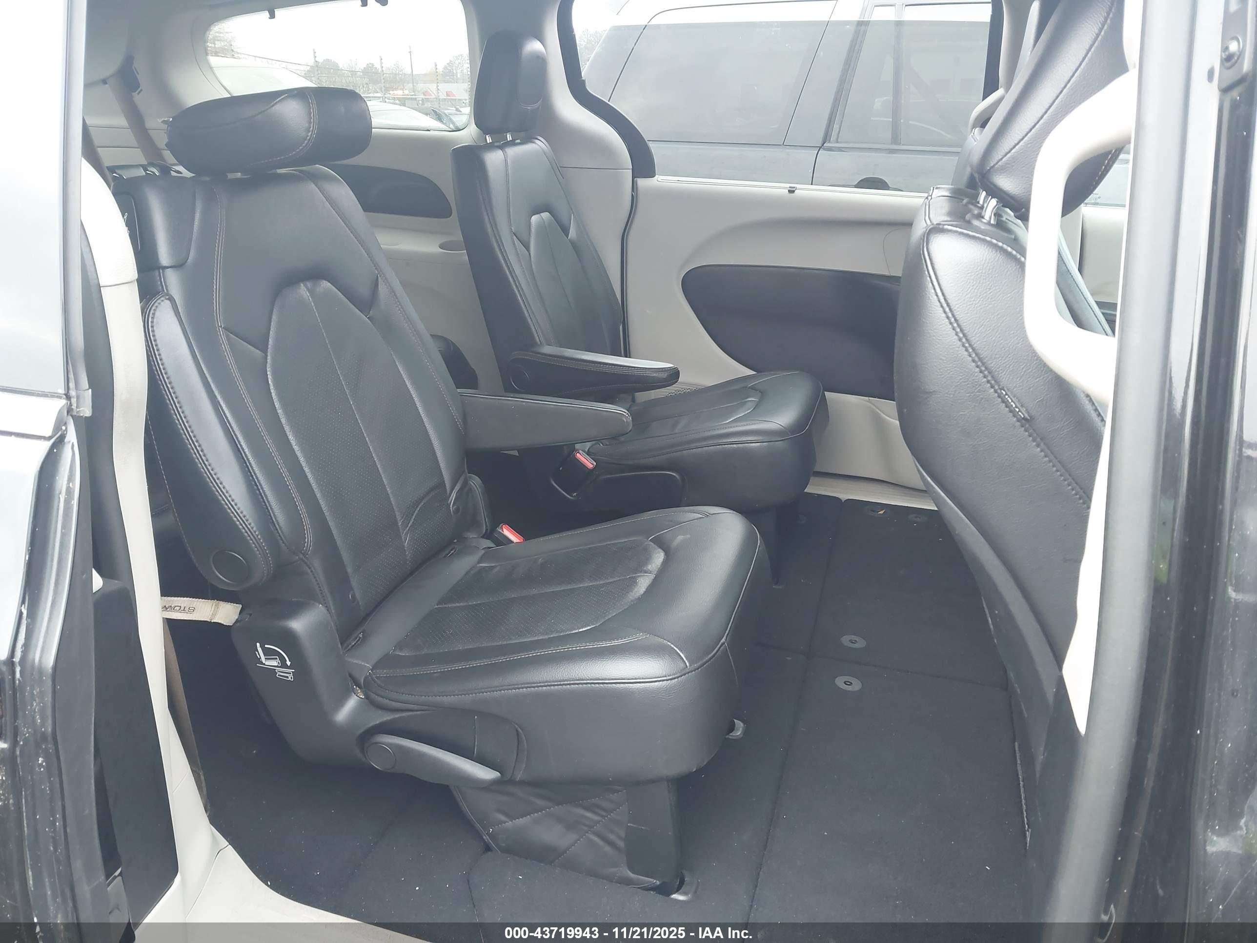 CHRYSLER PACIFICA image 8